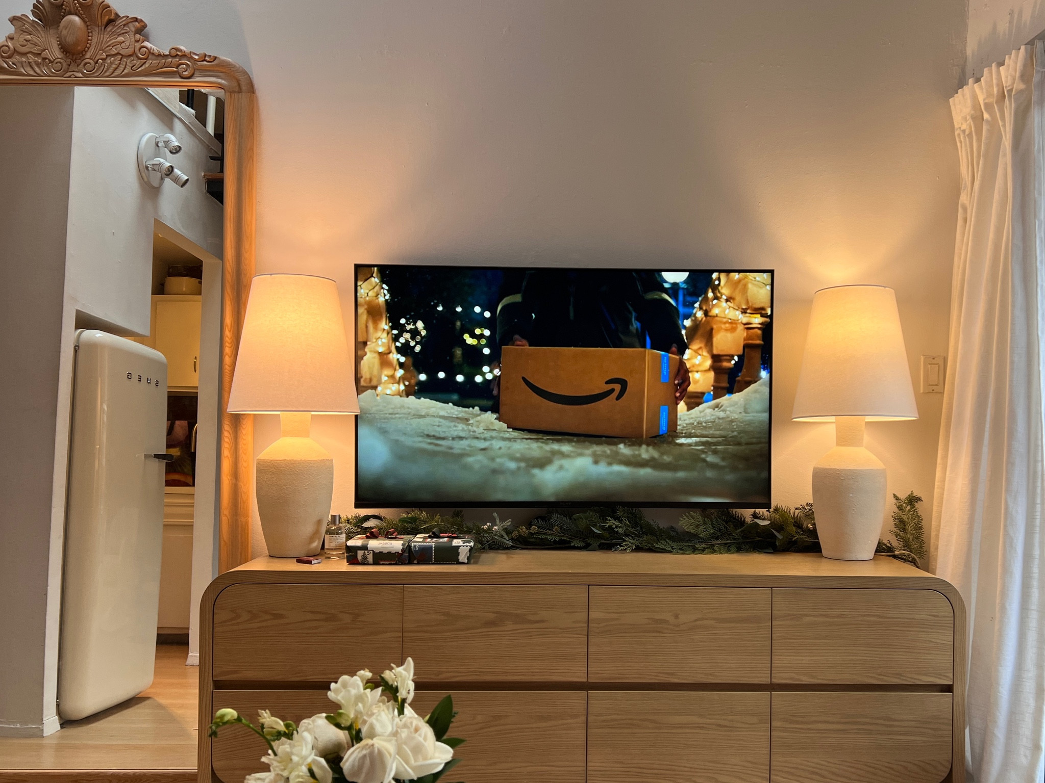 Such warm lighting, I love these ceramic lamps! 