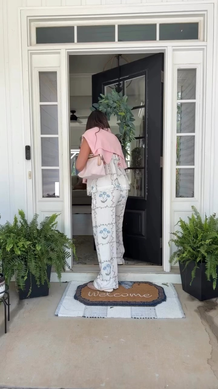 I might just be running errands, but I’m gonna be cute doing it

Reply SET below, and I will send you the 🔗 isn’t it adorable it is from @target and I got so many compliments on this already.

#momlife #sahm #budgetfashion #homedecor #modernfarmhouse targetfinds ncmom lifestylecreator affordablestyle