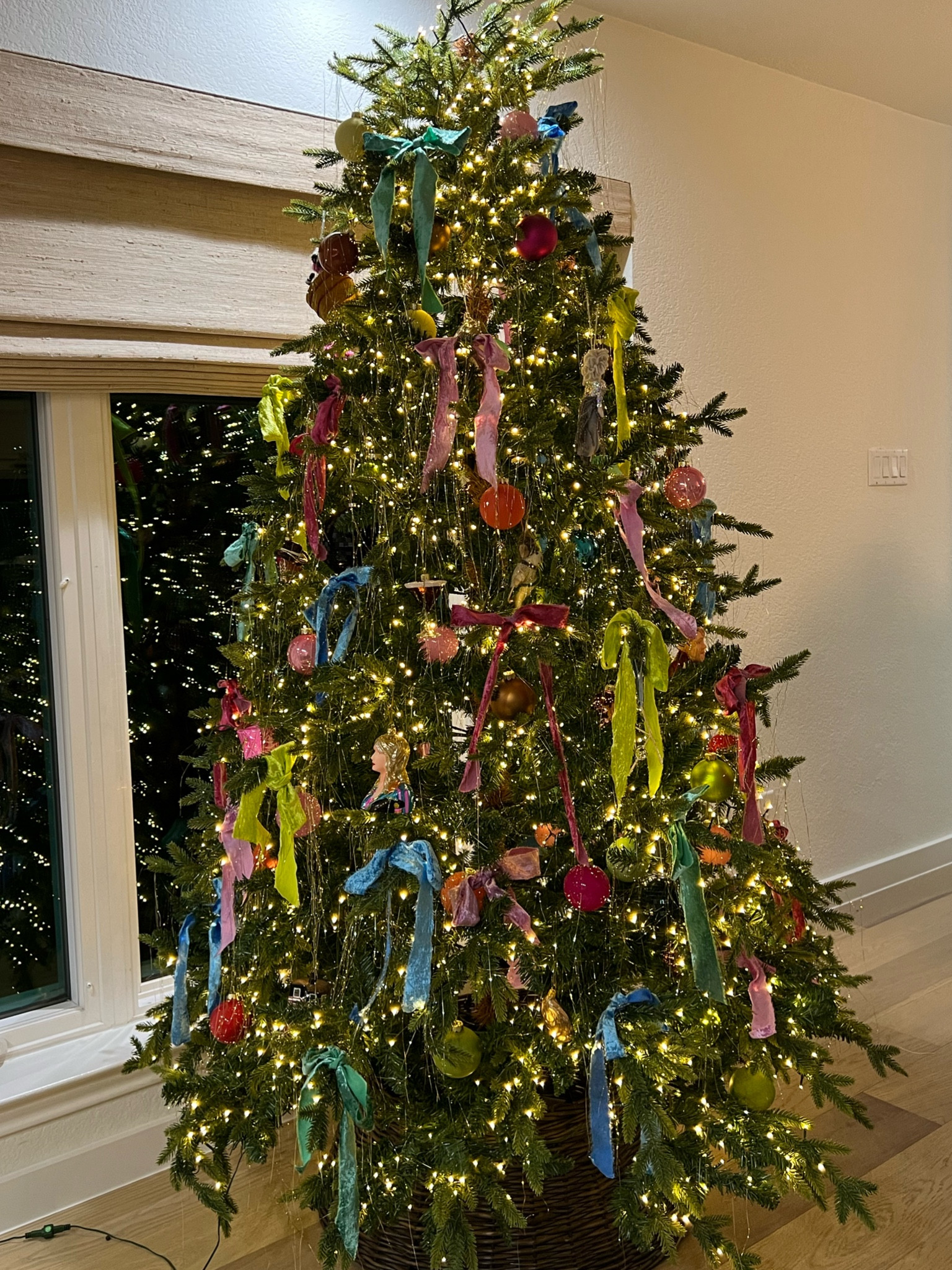 My Christmas tree 🎄🫶🏻 I am in love!!! I used one package of the tinsel from Amazon btw #christmas #christmastree 