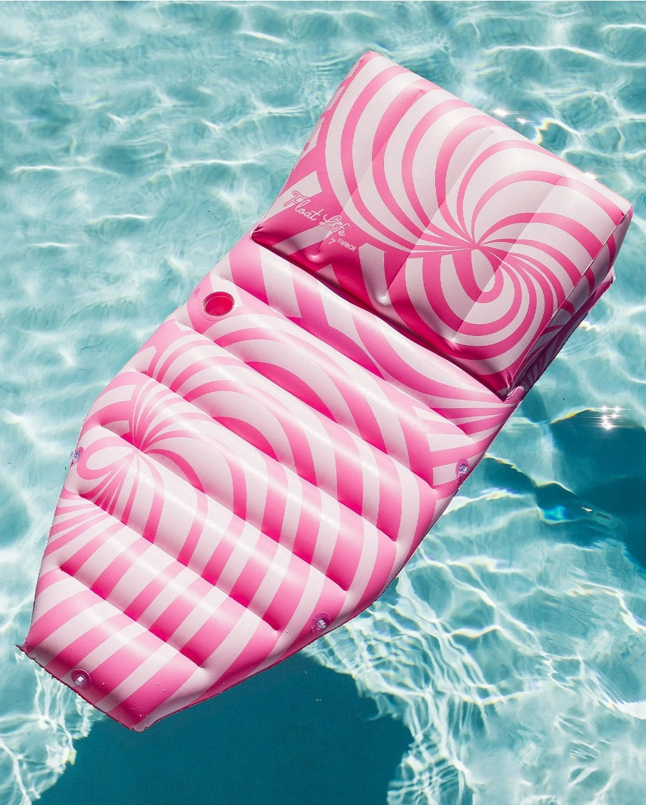 The CUTEST pool floats!💞🩵
