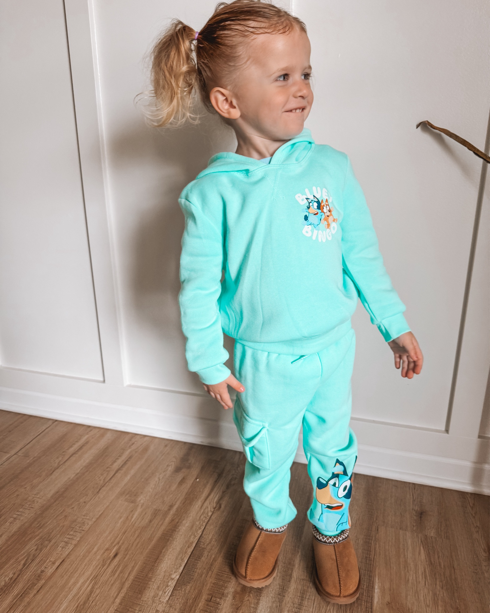 When you catch a glimpse of yourself in the mirror 😅🥰

#bluey #blueyoutfit #disney #toddler #sweatsuit

#LTKFamily #LTKBaby #LTKKids