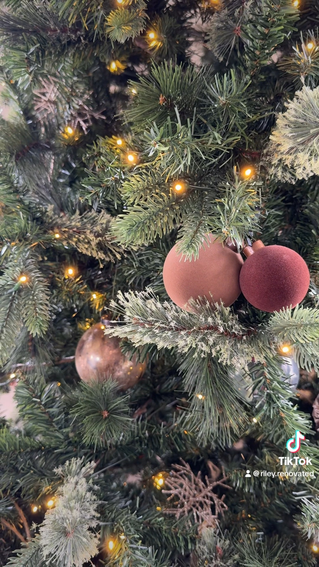 It’s the zip tie trick for me ✨🤌🏼🤎

#LTKHome #LTKSeasonal #LTKHoliday