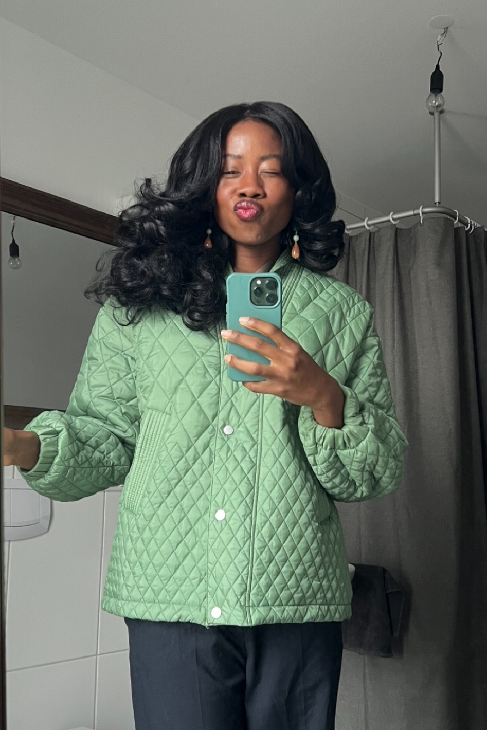 Leider ist die Jacke im Bild ausverkauft. Aber ich habe budgetfreundliche Optionen rausgesucht🫶🏾