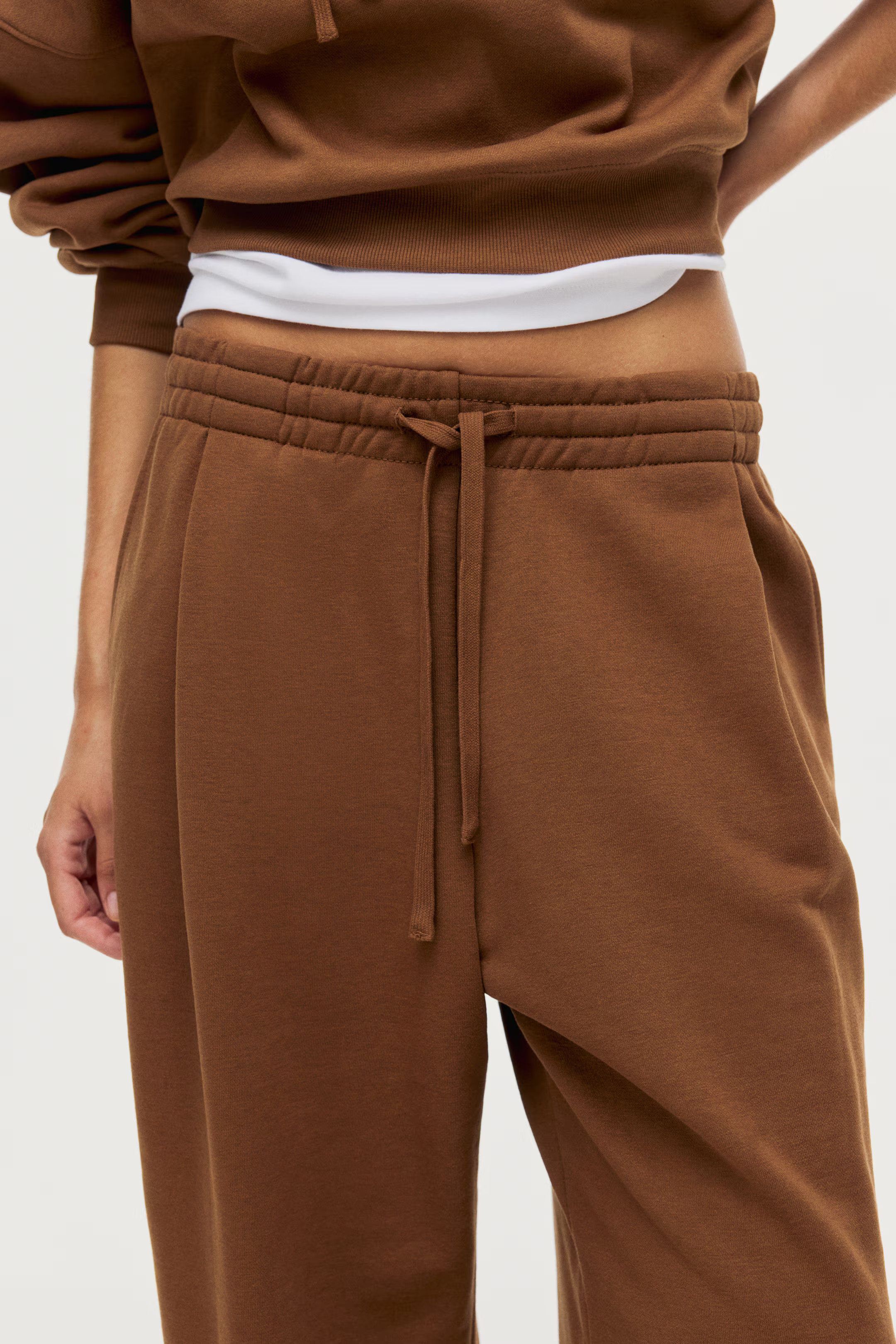 Pleat-front sweatpants - Brown - Ladies | H&M GB | H&M (UK, MY, IN, SG, PH, TW, HK)