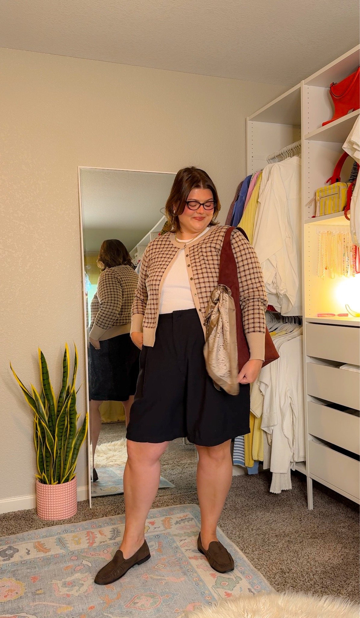me when I feel a slight chill in the air and get a whiff of pumpkin🍂🍁 

day 11/30 shopping my closet and these trouser shorts have been chilling in my closet all summer just for me to style them for fall 😂💀 

also thank you to @knix for gifting me my new favorite ribbed white layering tee it was perfect paired with this outfit 🧡

#shopmycloset #size16style #falltransitionoutfit #apronbelly #falloutfitinspo 

Millenial style, over 30 outfits, autumn outfit, shop your closet, wear what you have