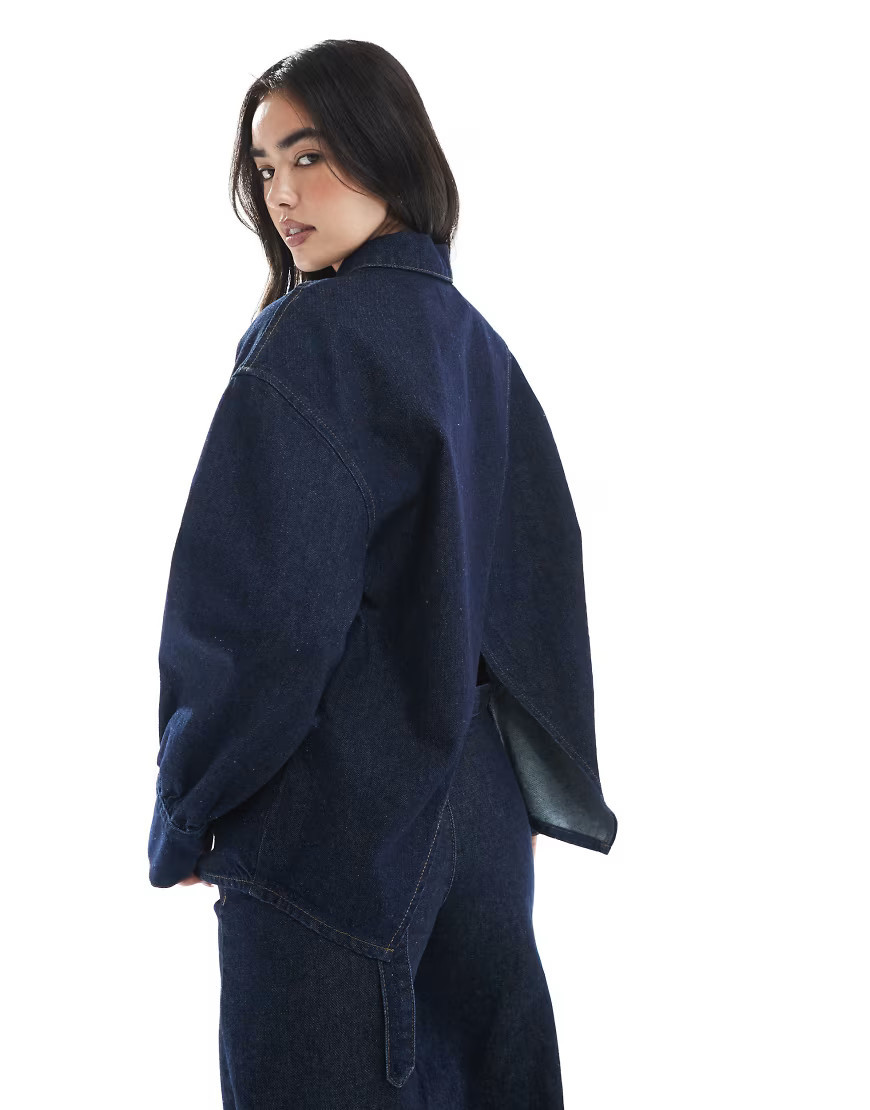 ASOS DESIGN – Oversize-Jeanshemd in Rinse-Waschung mit Rückenausschnitt und tailliertem Bindedetail-Marineblau | ASOS (Global)
