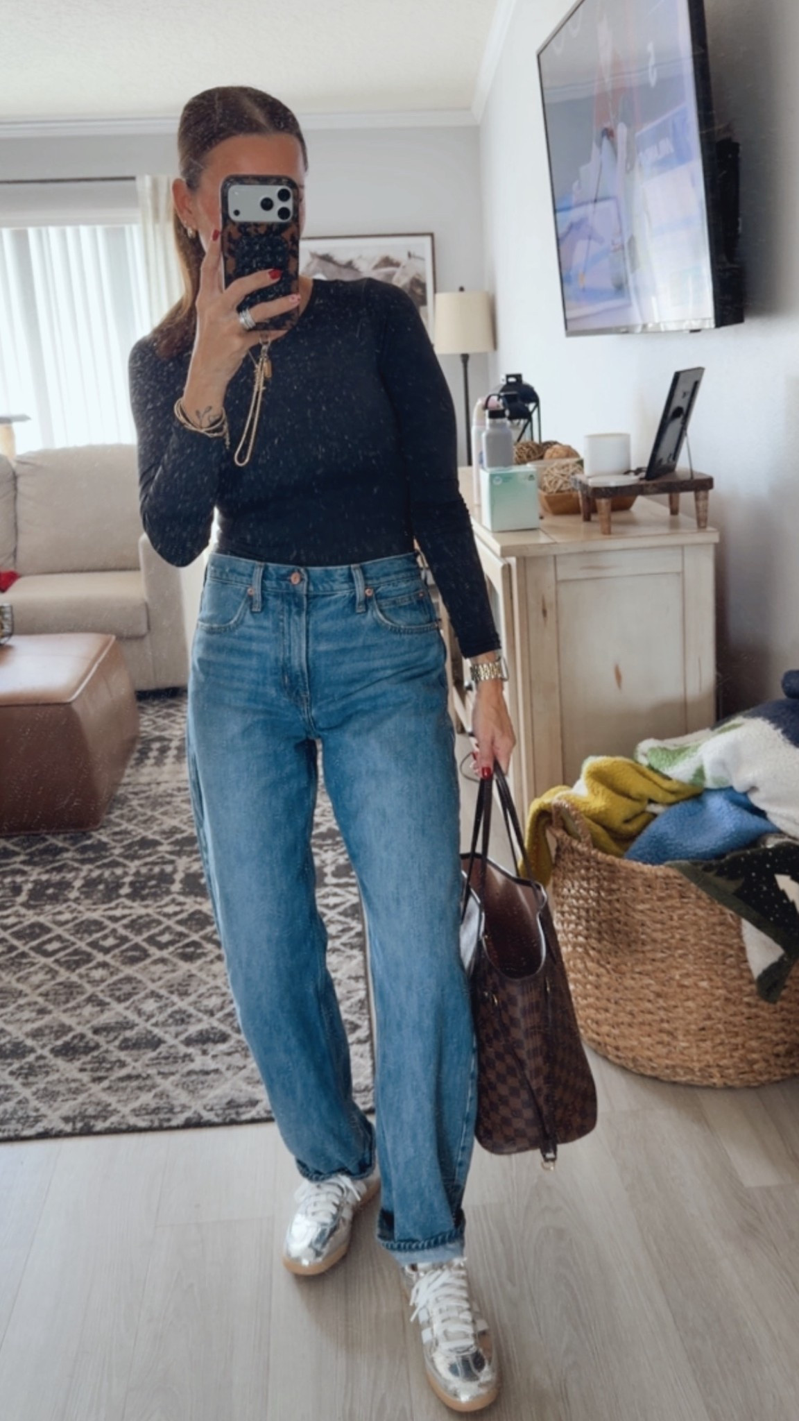 The most perfect barrel jeans

#LTKstyletip #LTKfindsunder100 #LTKover40
