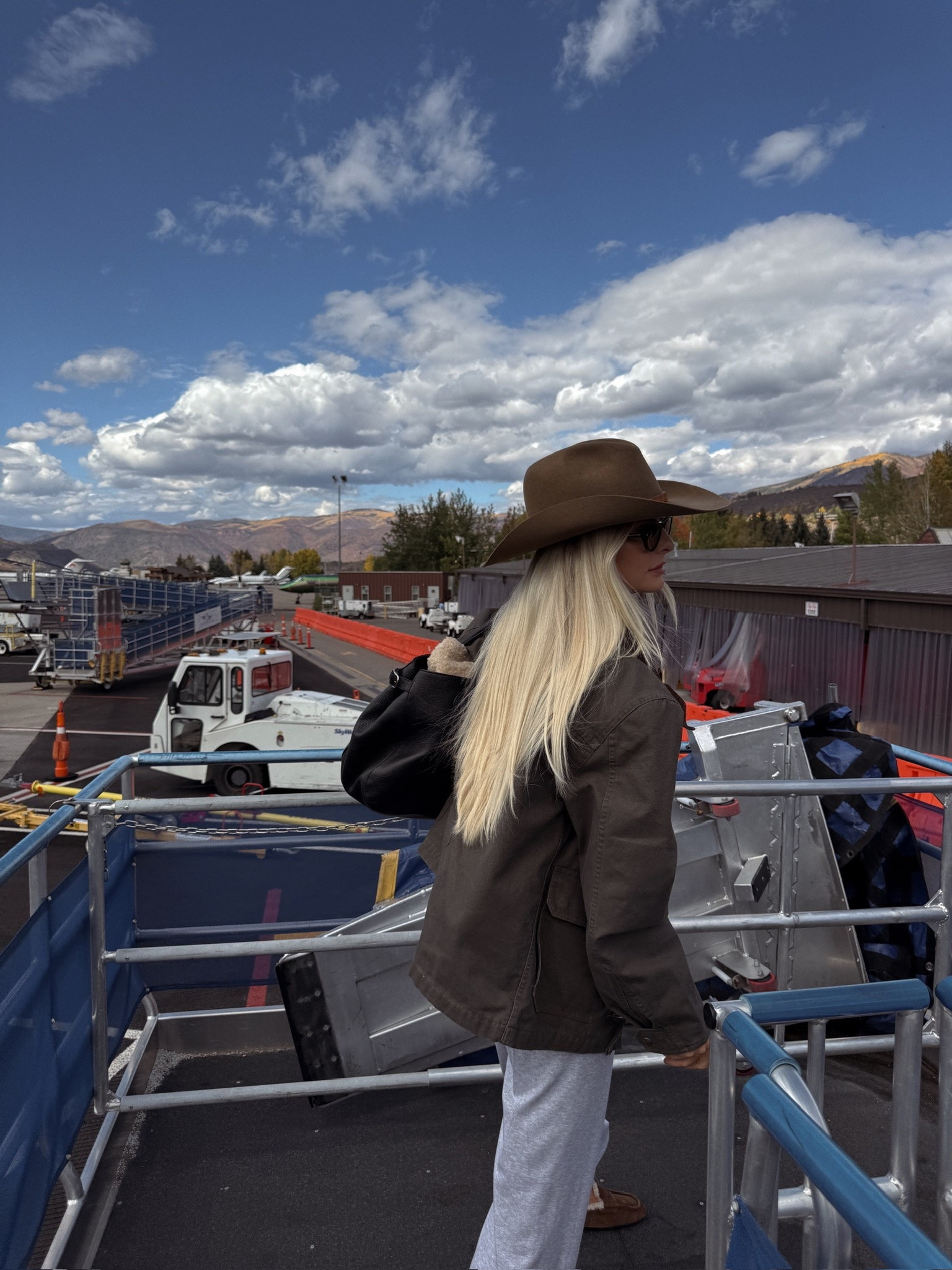 SIZE: med jacket (exact color sold out - linked similar), small in pants, shoes run tts! Linking similar in all! #kathleenpost

Aspen outfit Inspo, mountain vacay vibes, airport outfit

#LTKTravel #LTKootd