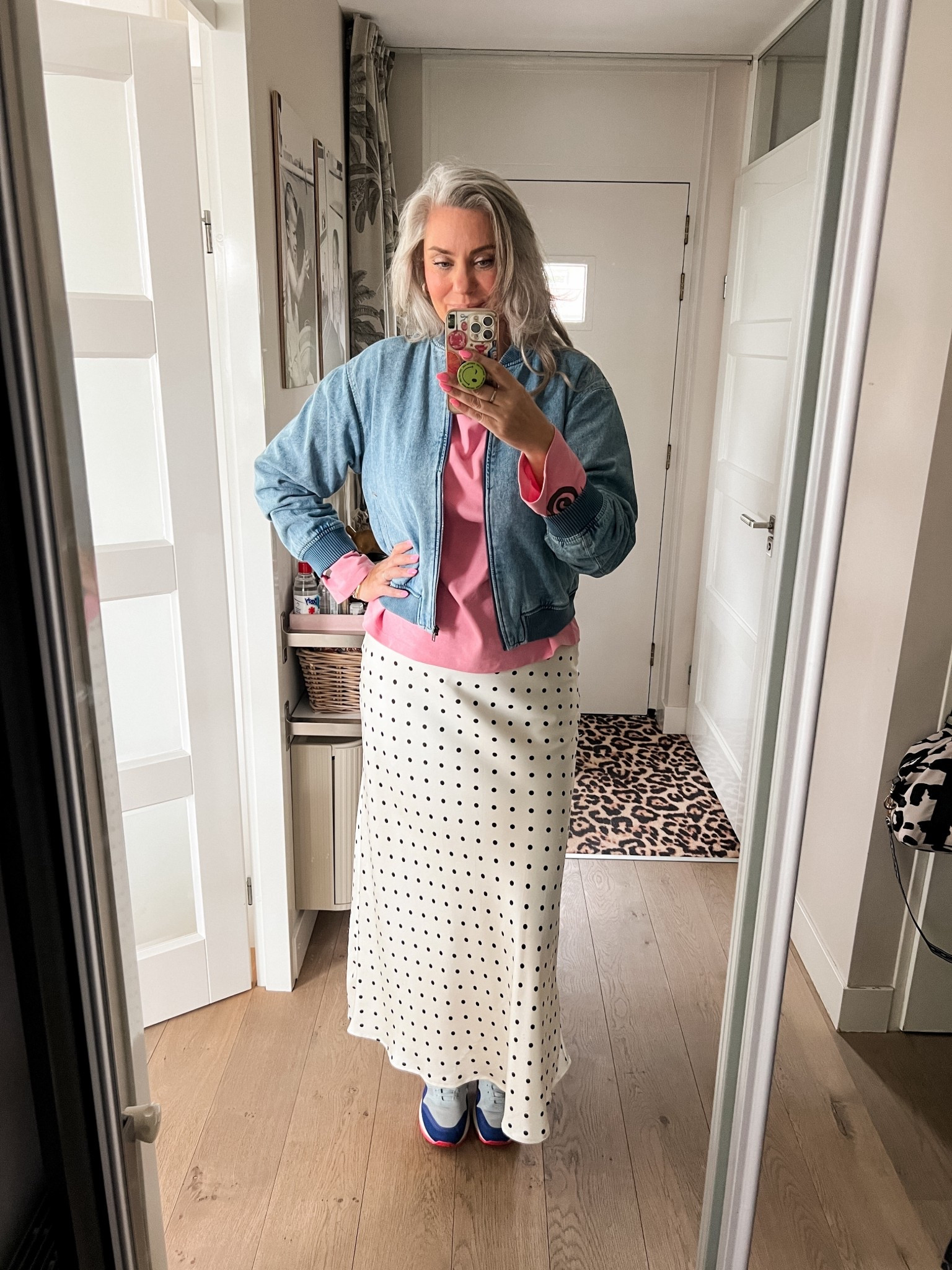 OOTD - Zaterdag. Denim bomberjack (42), roze longsleeve met print (M), satijnen polka dot rok (42, Neo Noir) en oude Nike Air Max. 



#LTKTall #LTKOver40 #LTKMidsize