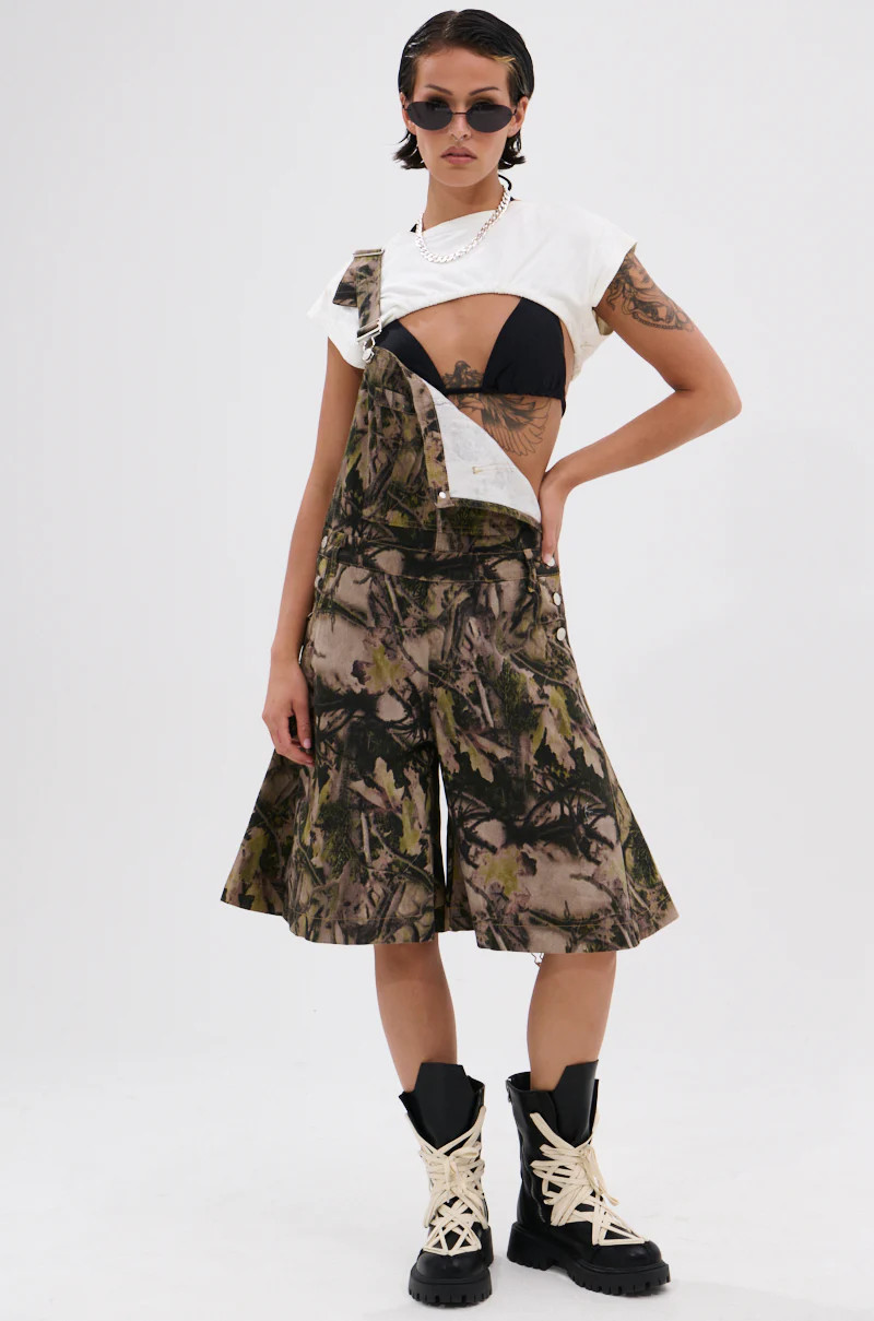 AKIRA Carmine Camo Oversized Overall Shorts | Size Small | AKIRA