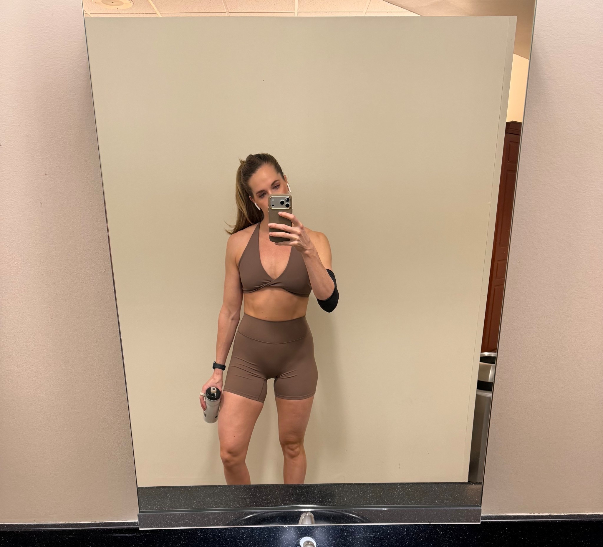 12 weeks postpartum 💪🏼 love this Amazon brand for lifting!

Runs small- Wearing size L in both top and bottom 

#LTKfitnessgoals #LTKTall