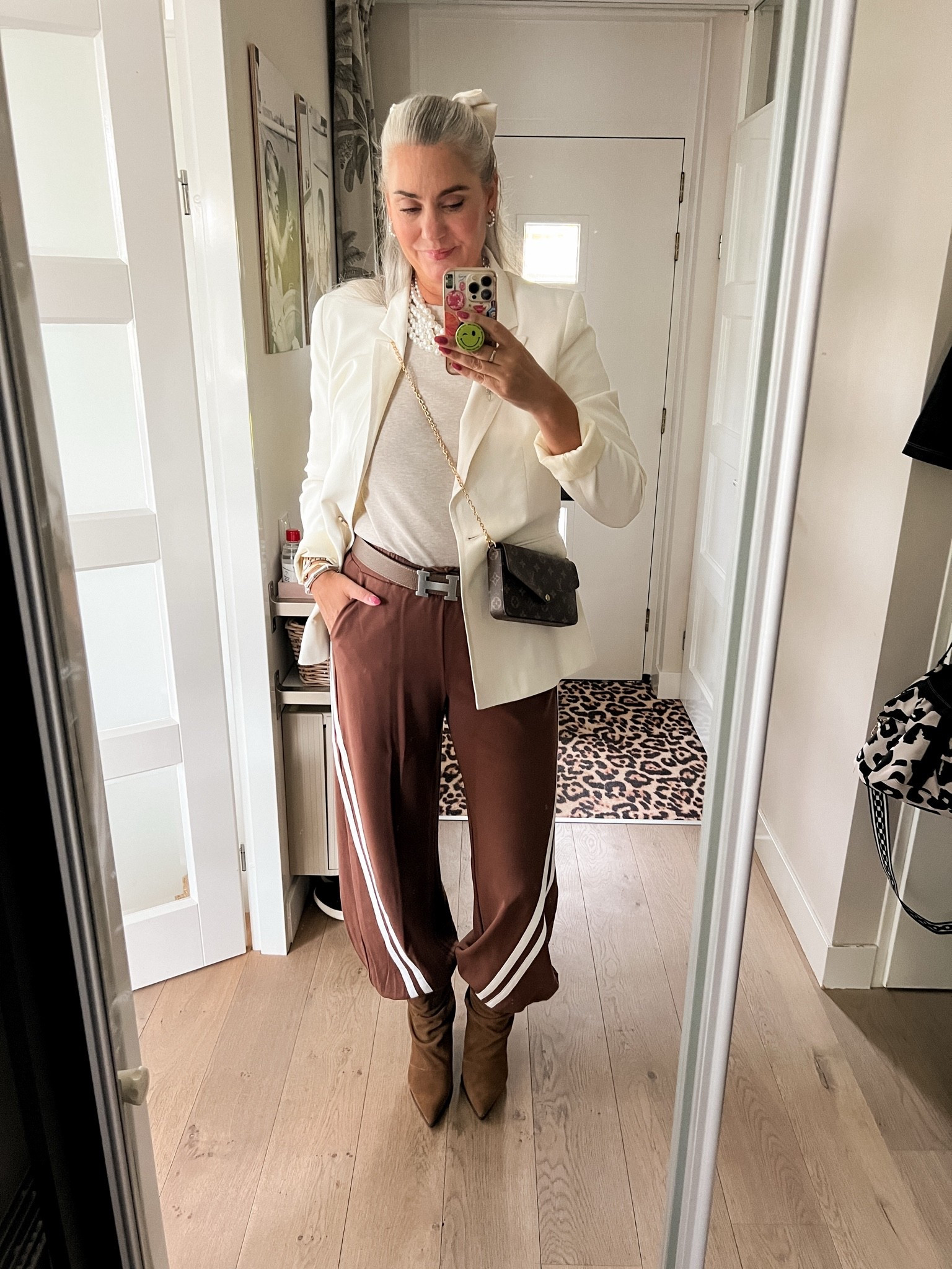 OOTD - Donderdag. Naar een event met als dresscode ‘earth tones’. Even uit mijn comfort zone met met een beige blazer van Long Tall Sally, een haverkleurig supima cotton t-shirt (L), bruine sweatpants (Shoeby,M), suede enkellaarsjes en een Louis Vuitton Felicie tas voor mijn telefoon 😅

#LTKnederlands #LTKeurope #LTKstyletip
