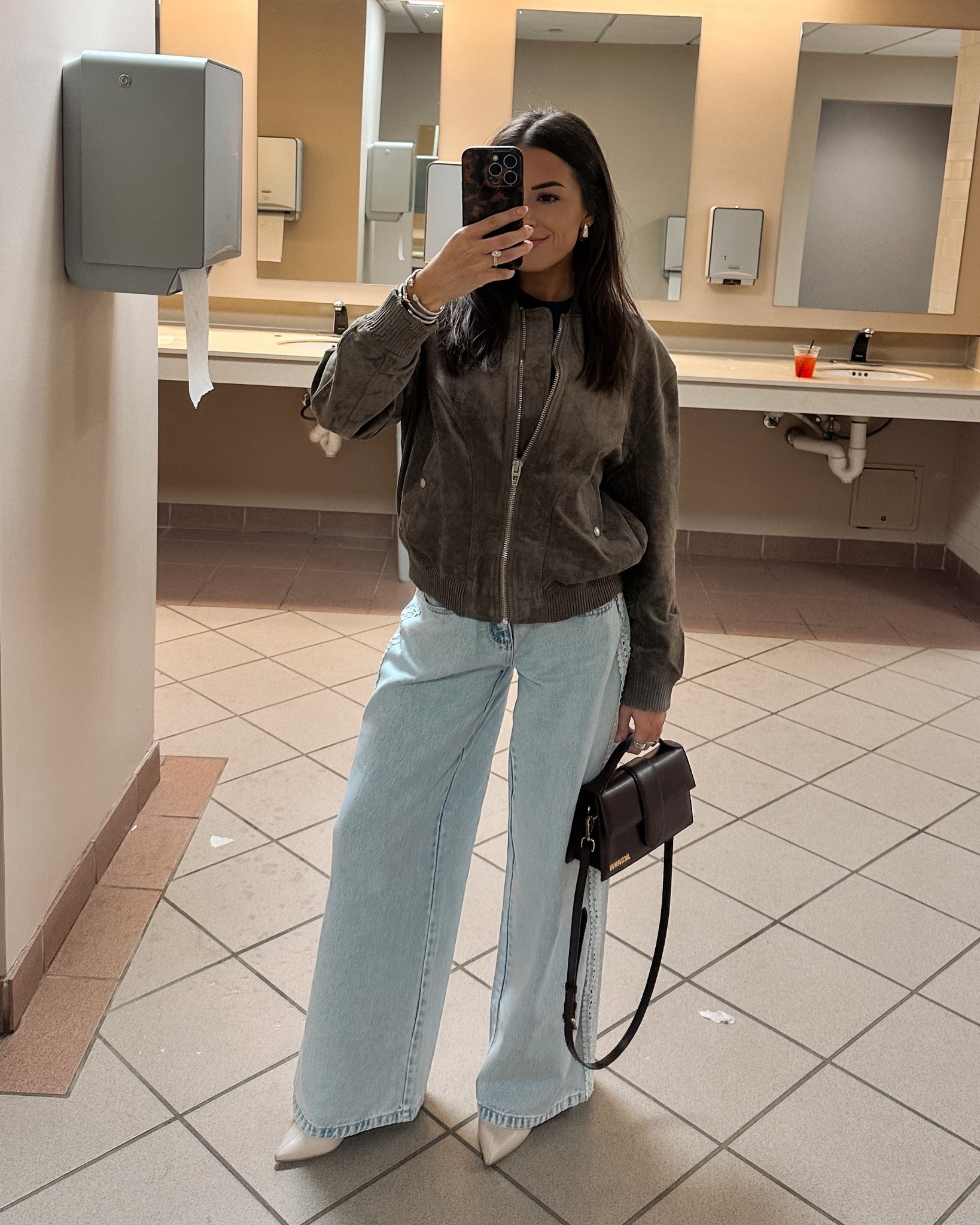 Stars game outfit, Game day outfit wearing a size 0 in the jeans and XS in the jacket - favorite recent purchase so cozy and cute! 

#LTKFindsUnder100 #LTKSaleAlert