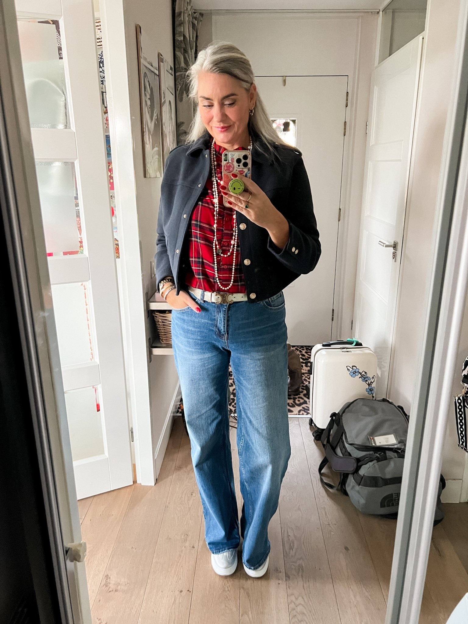 OOTD - Maandag. Rood geruite blouse, model hieronder is hetzelfde maar de kleur/print is van vorig jaar. Donkerblauw jasje (Zara), wijde jeans van Shoeby maar model lijkt exact op degene die gelinkt is. Parelkettingen en zilverkleurige sneakers. Rode haarclip. 



#LTKnederlands #LTKstyletip #LTKeurope