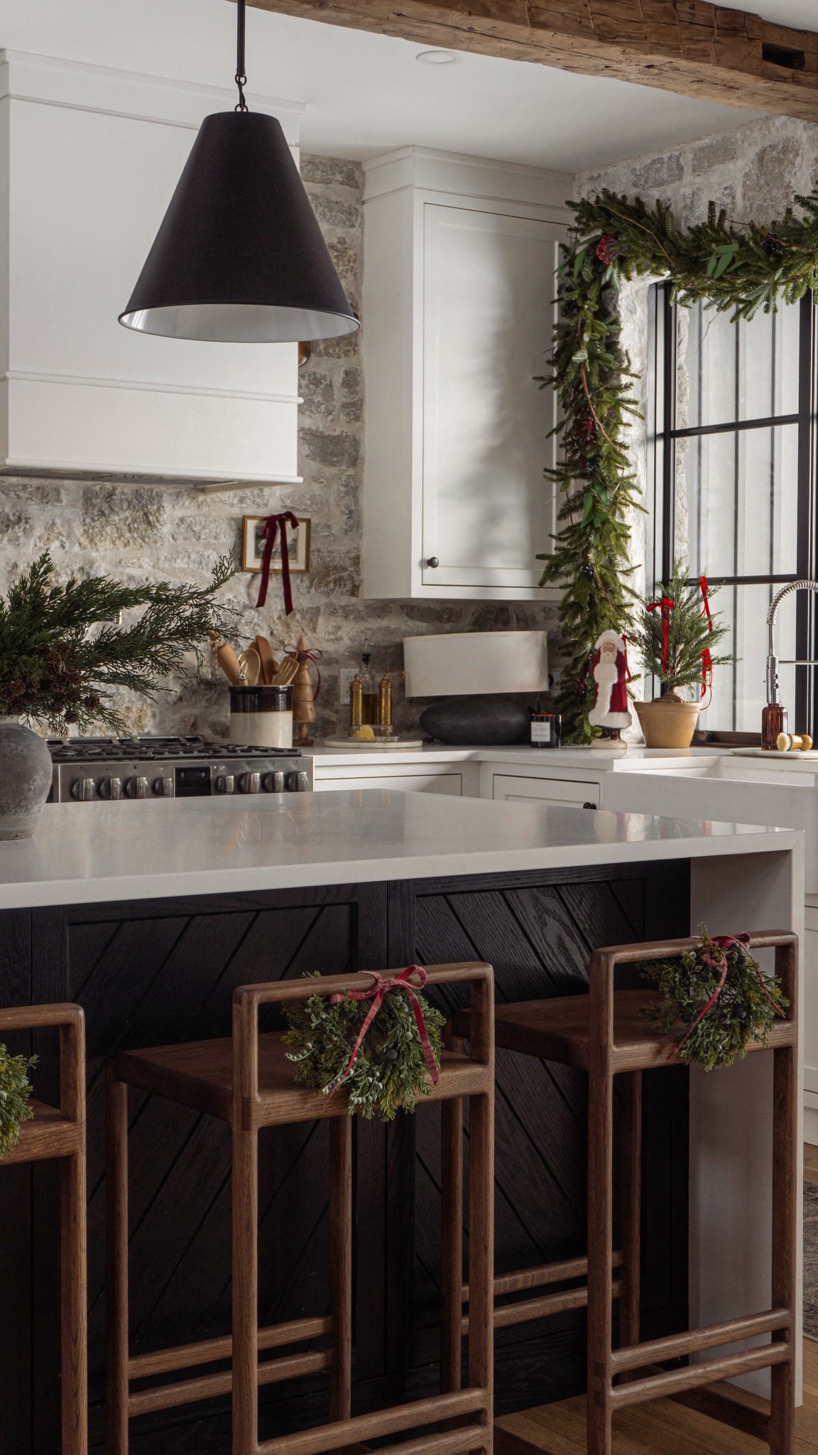 Christmas decor in the kitchen ✨❤️🌲

#holidaydecor #christmashomedecor #kitchenfinds #holidayhome
#vintagedecor #vintagefurnitire #christmasgarland #christmasgreenery #vase #homedecor #neutraldecor #kitchenfurniture #kitchenfinds #interiorlighting #kitchenpendants

#LTKHome #LTKSeasonal #LTKHoliday
