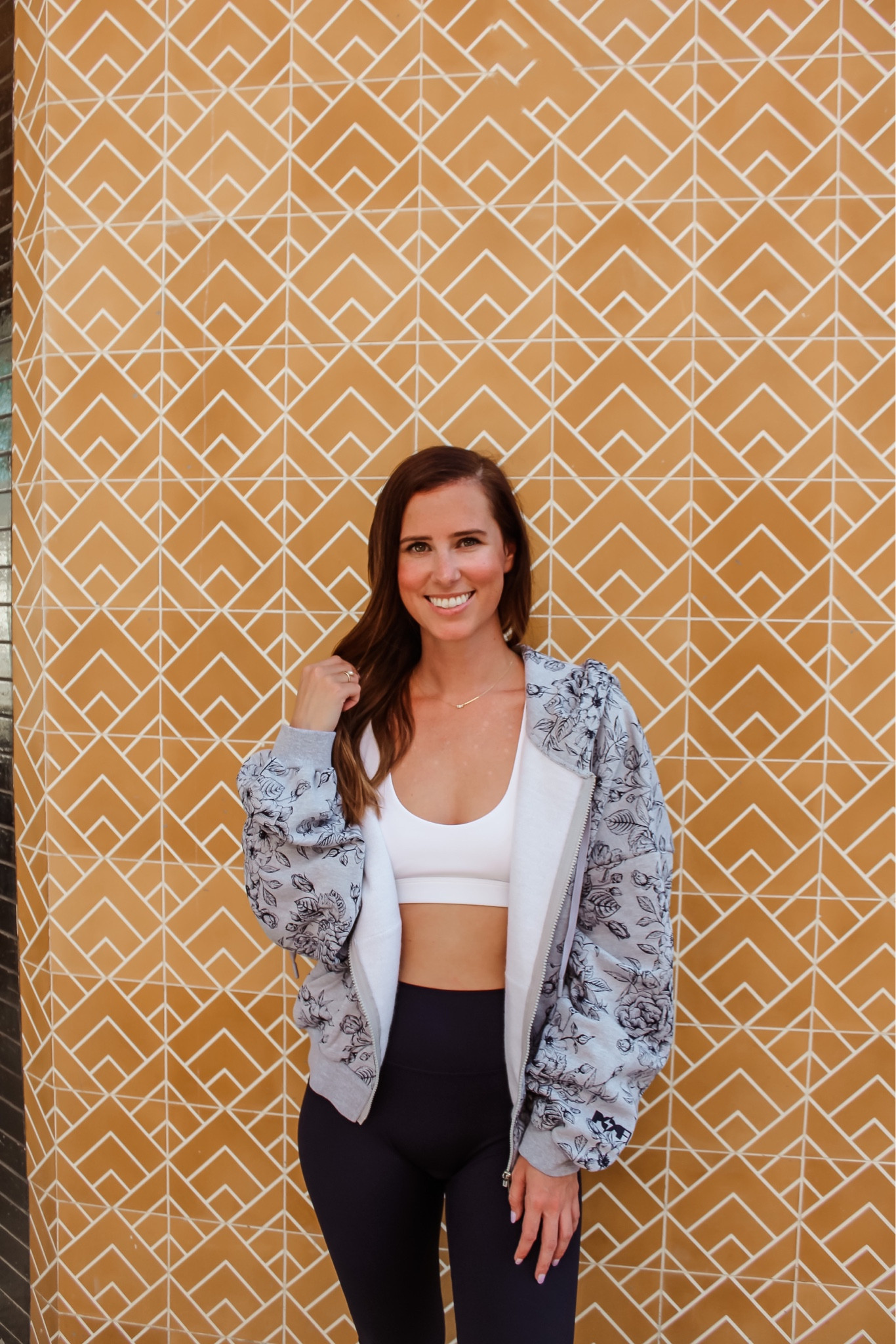 It’s been a minute since I’ve shared a cute workout set. That’s why I’m excited to share this cute one from @popflexactive ! I can’t wait to wear this hoodie on repeat this Fall. 
•