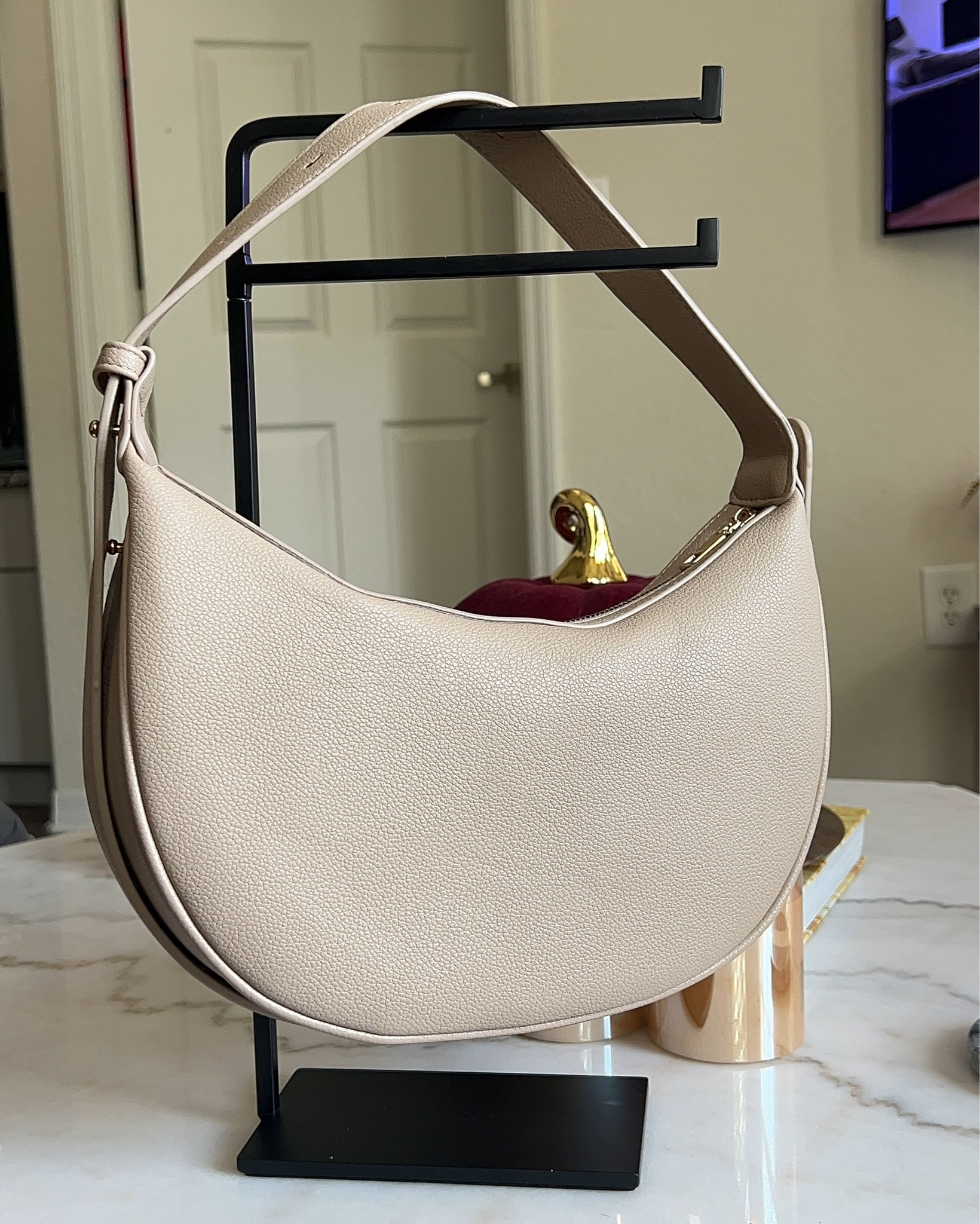 Let’s talk about this $18 bag that I snacked oh my goodness when I say absolutely love this bag, such a great staple for the fall season
( PS the shape is deformed because the mailman decided to squeeze it in a tiny mailbox instead of leaving it at my door lol) ✨🤎🫶🏽

#LTKItBag #LTKSaleAlert #LTKFindsUnder50