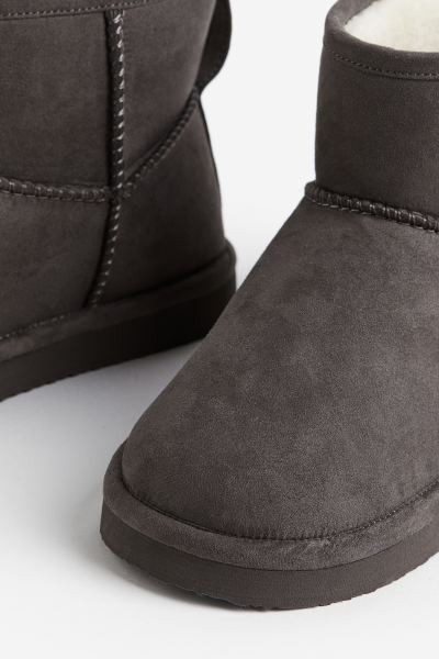 Boots mit warmem Futter | H&M (DE, AT, CH, NL, FI)