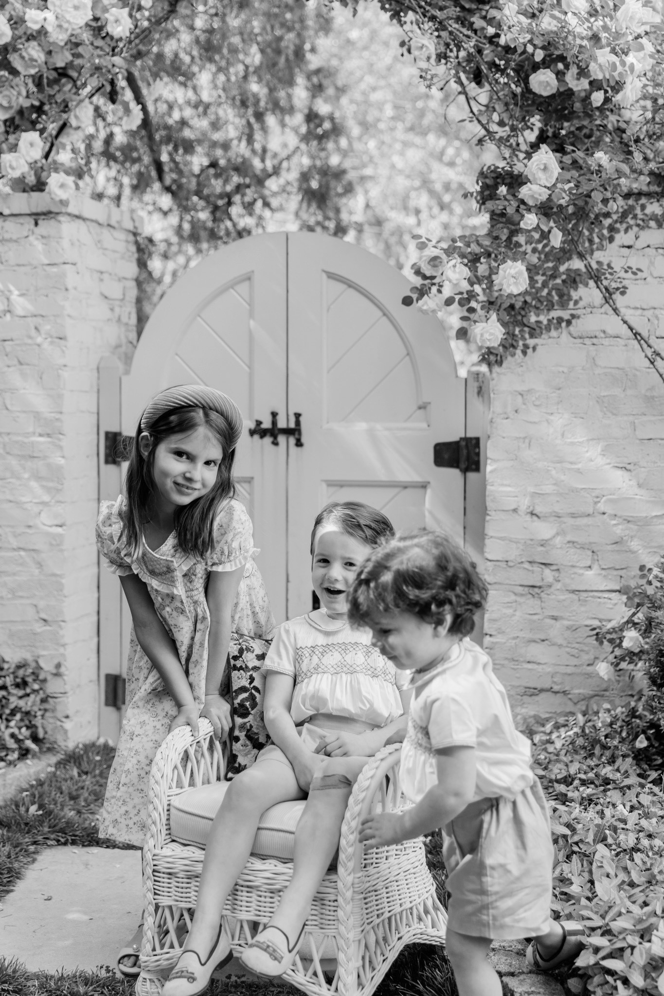 Pretty outfits for family photos. 