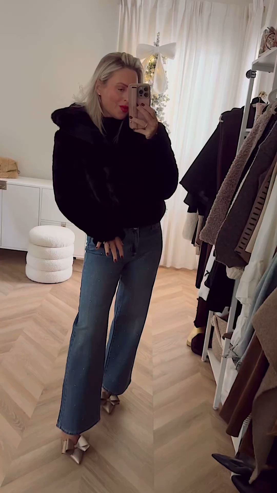 Walmart fur jacket! 🔥🔥🔥
Quality is GORG! I’m in small.



#LTKHoliday #LTKFindsUnder50 #LTKSeasonal