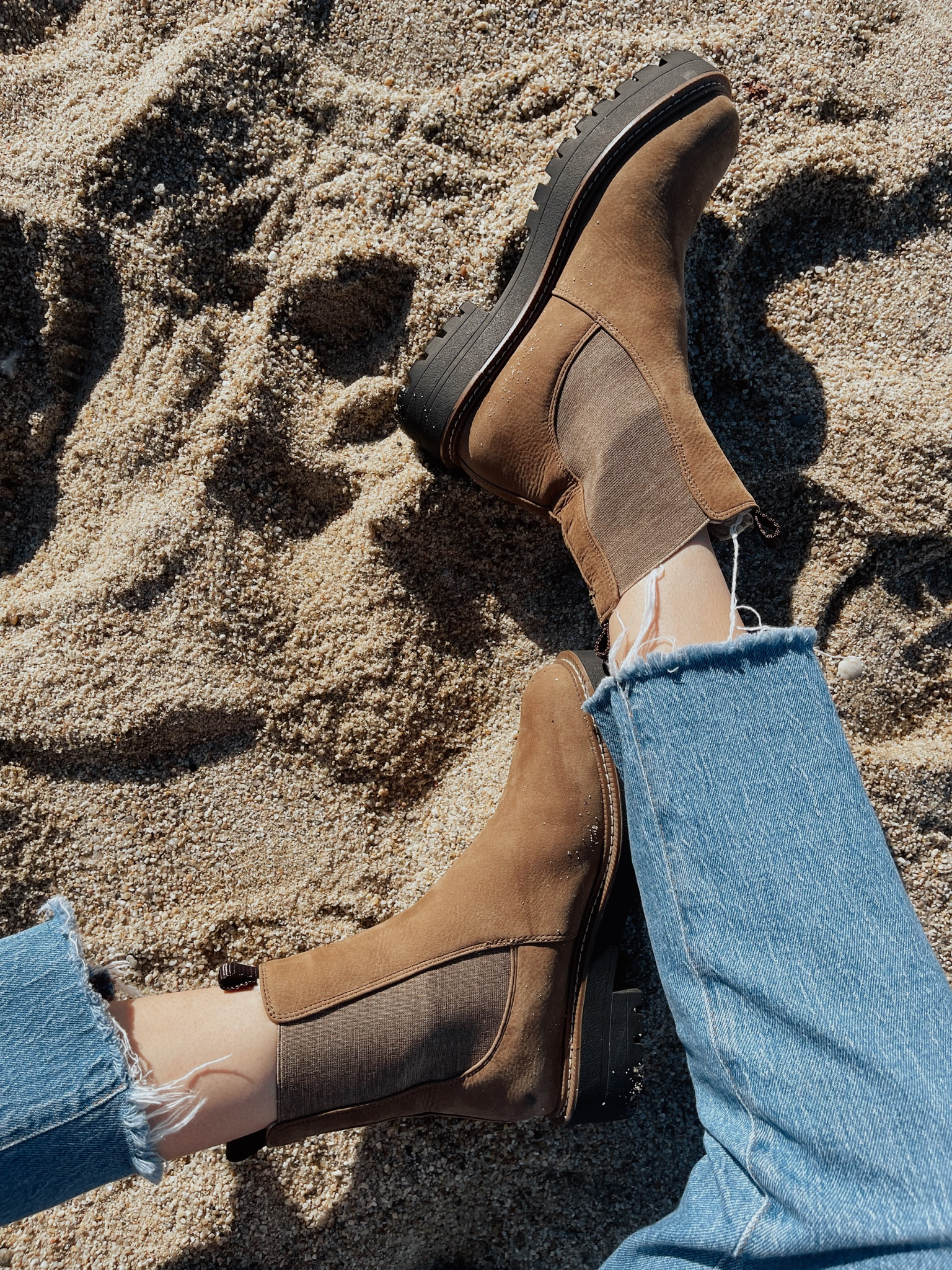 The perfect fall and winter boots 

#winterboots #fallboots #autumnboots #samedelmanboots #fallfind #fallstyle 

#LTKstyletip #LTKSeasonal