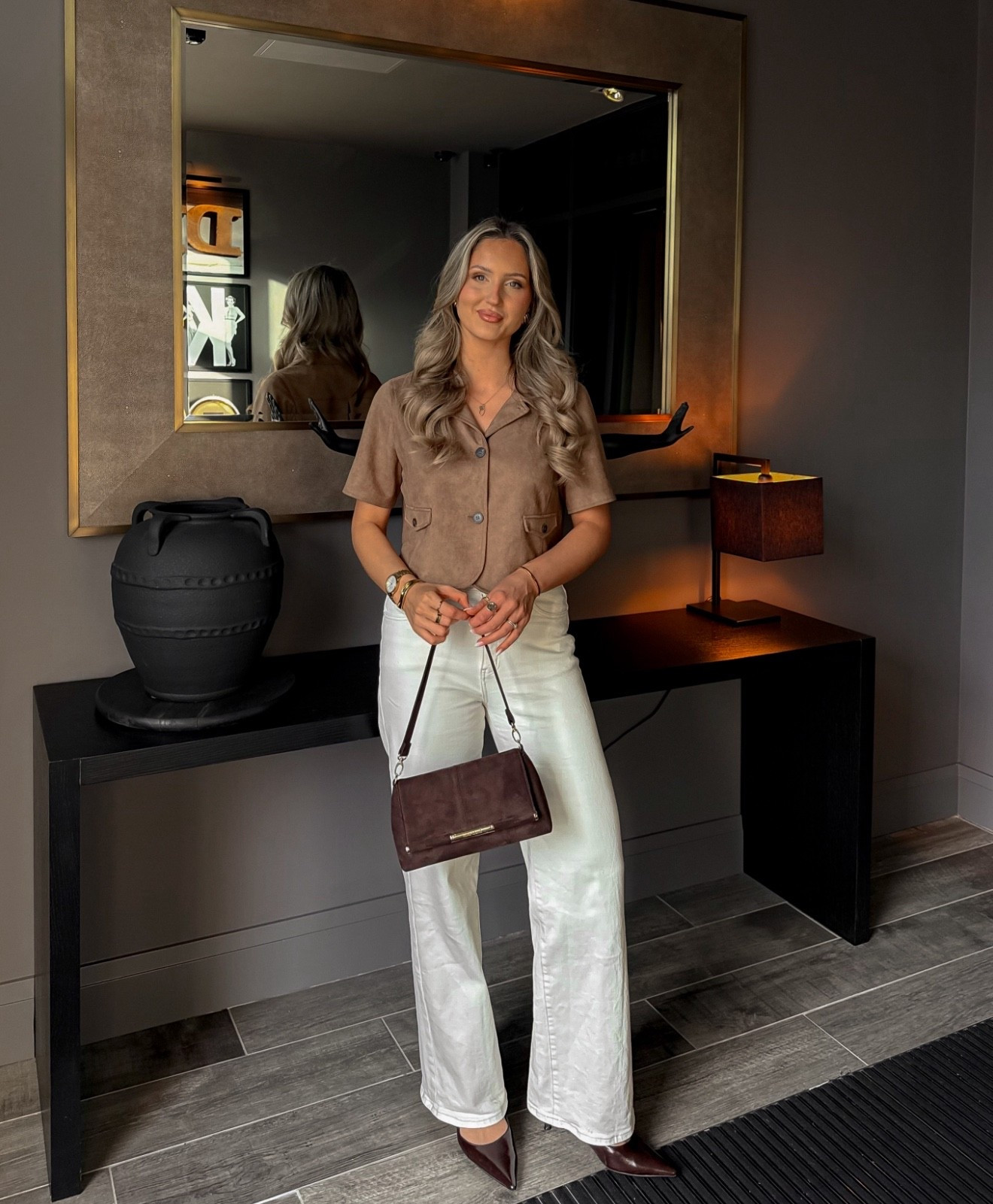 Outfit of the night - white jeans and suede top 🤎