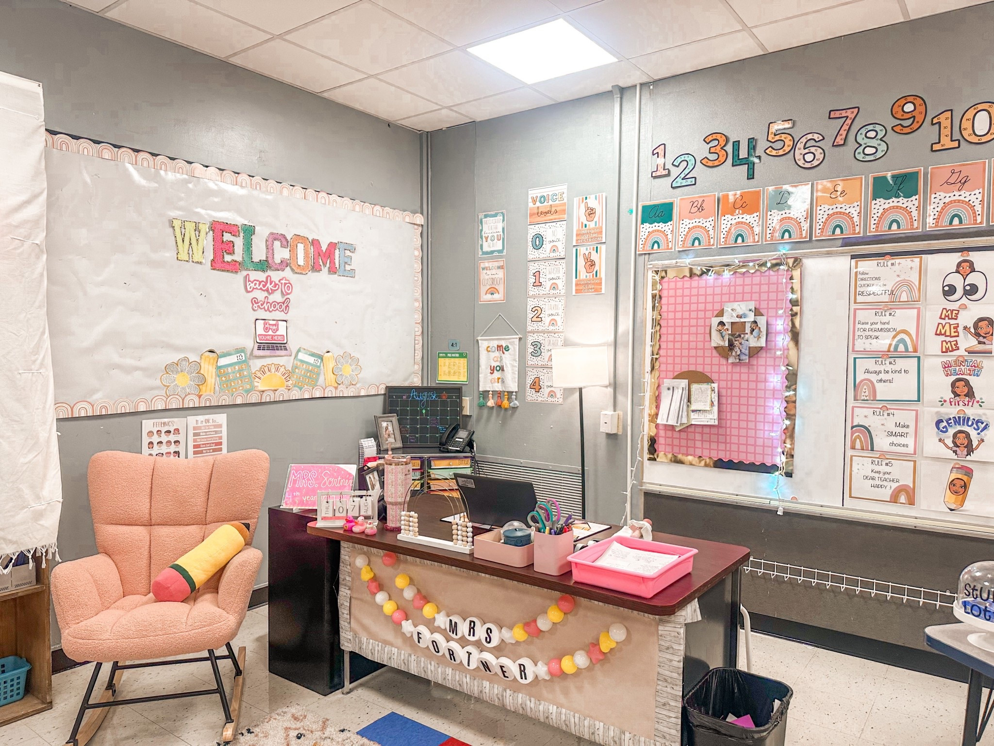 Teacher classroom decor, pink #pinkclassroomdecor #teacher #classroomdecor 