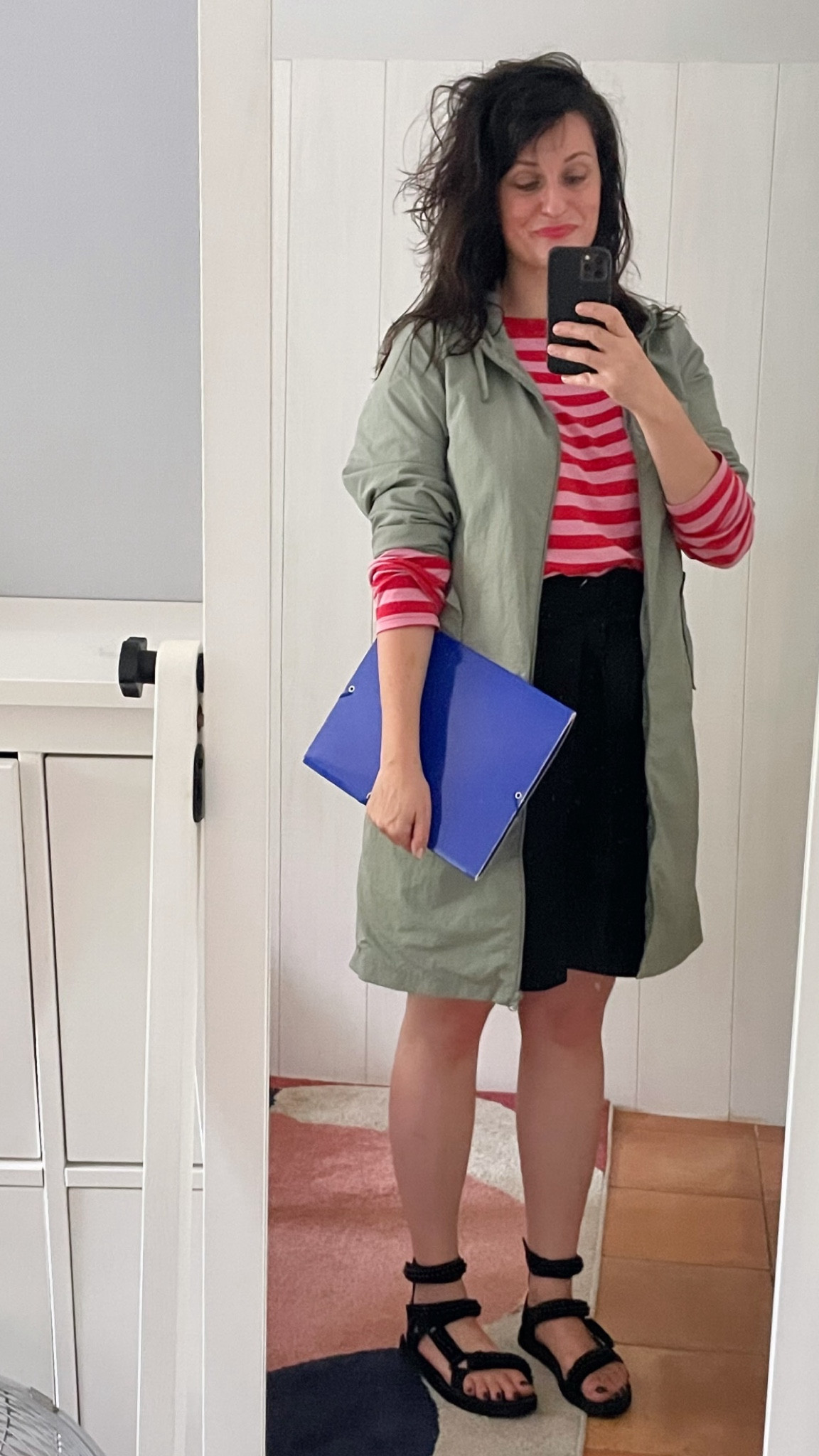 • Almond green windbreaker #kiabi (similar, linked)
• Red and pink striped top #monki 
• High waist black short #zara 
• Double ankle trek sandals #arizonalove (linked)
• Poppy red lipbalm #labello (linked)

#LTKeurope #LTKmidsize #LTKfrance