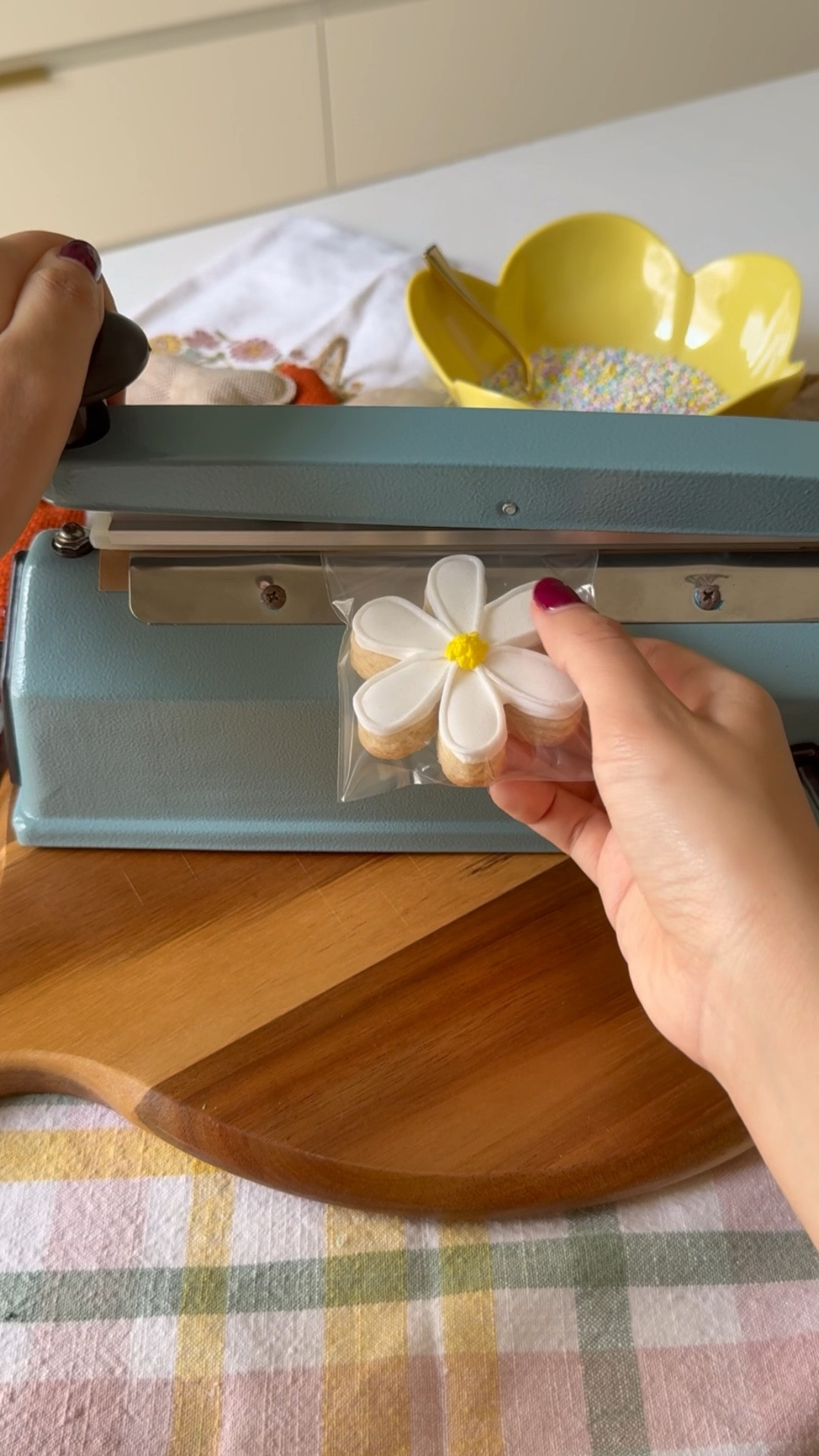 Mini cookie cards for a fun Spring treat 🌼 

#LTKHome #LTKParties #LTKWatchNow