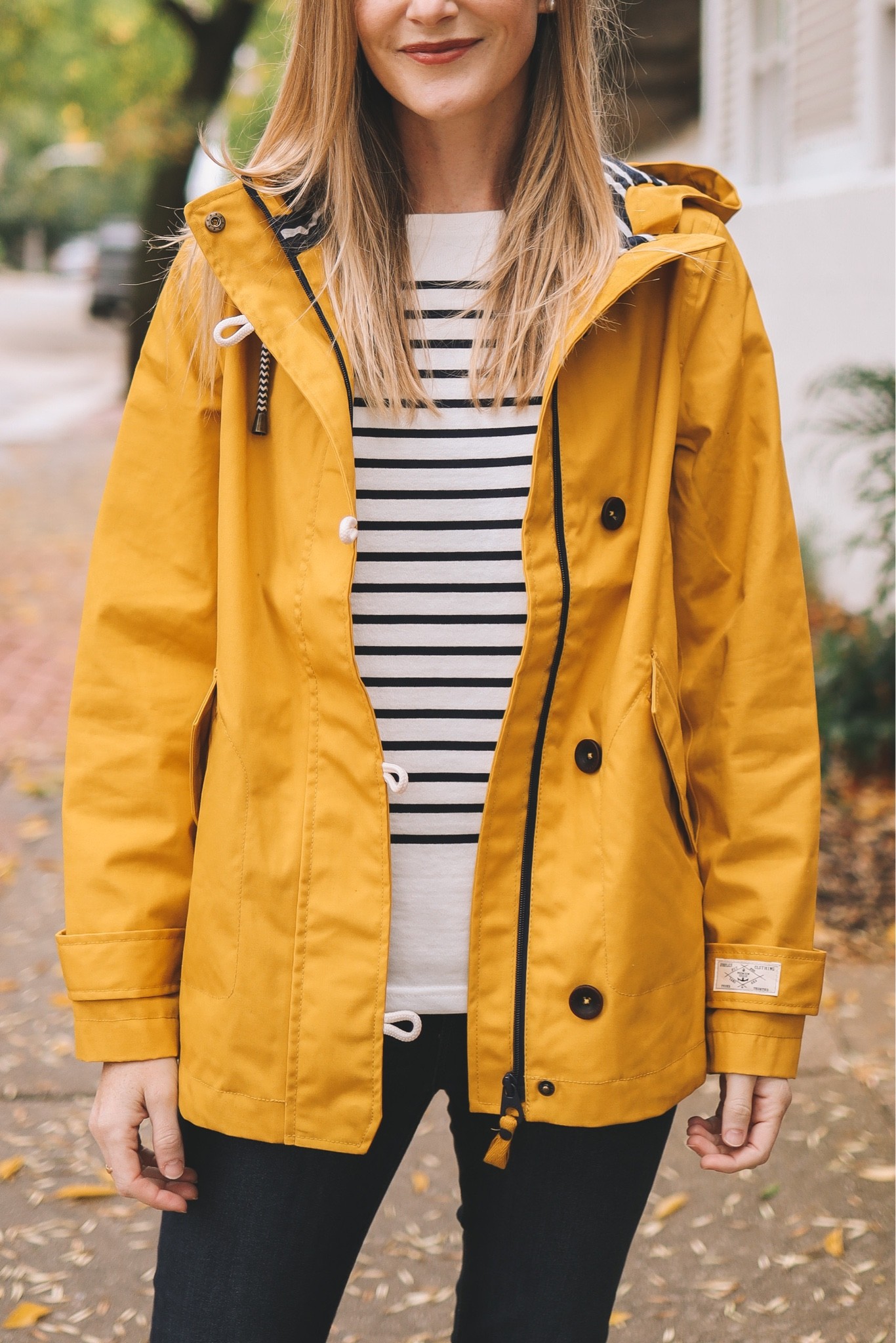 Deal of the day: my yellow raincoat is 60% off! I’m wearing a size 4 here. Sharing other sale favorites from joules, too ☔️ 