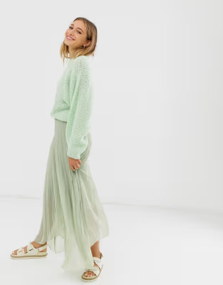 ASOS DESIGN – Plissierter, langer Wickelrock aus recyceltem Polyester | ASOS DE