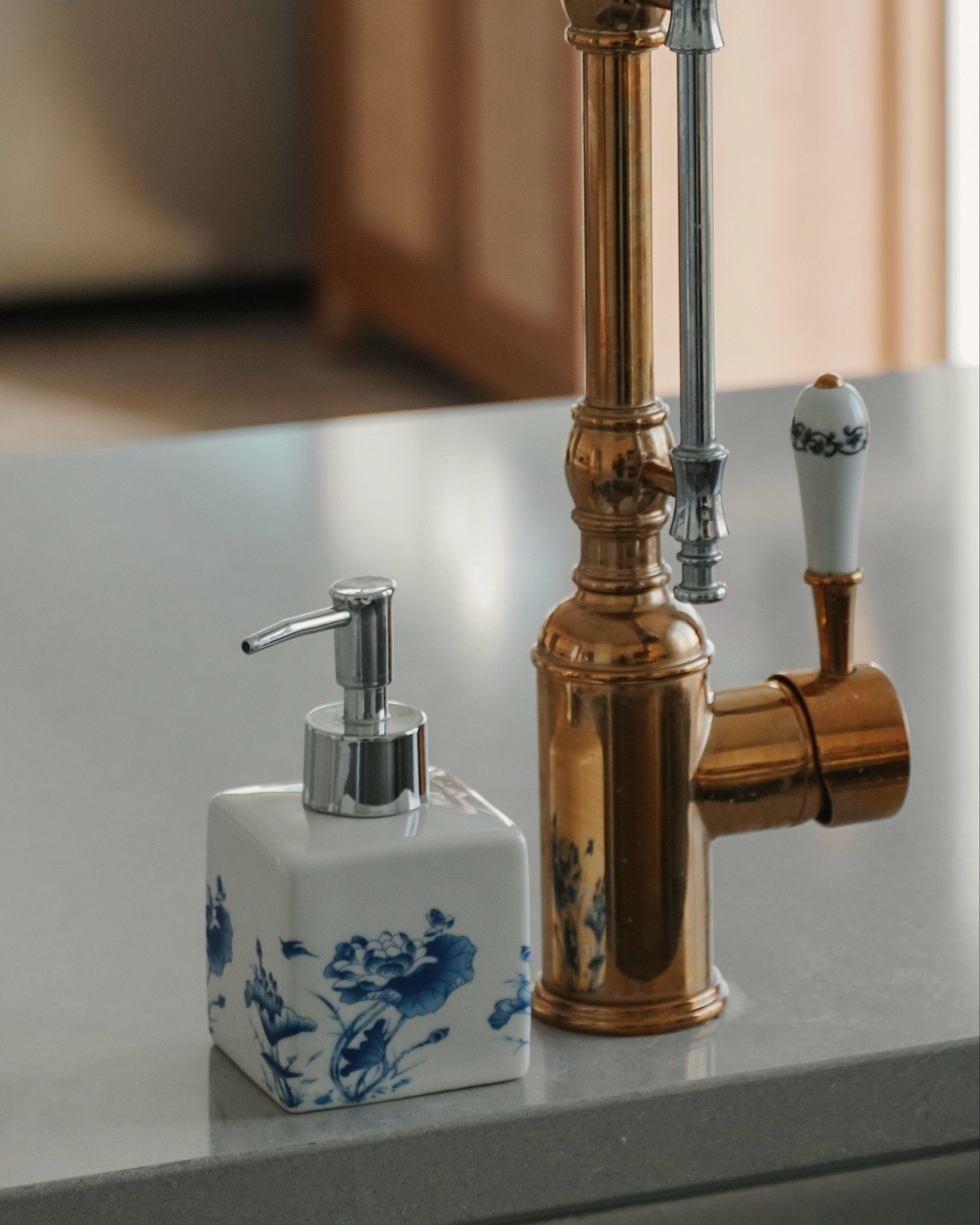 I love my blue and white chinoiserie kitchen sink handle and this matching soap dispenser 🤍🤍

#LTKFindsUnder100 #LTKHome #LTKFamily