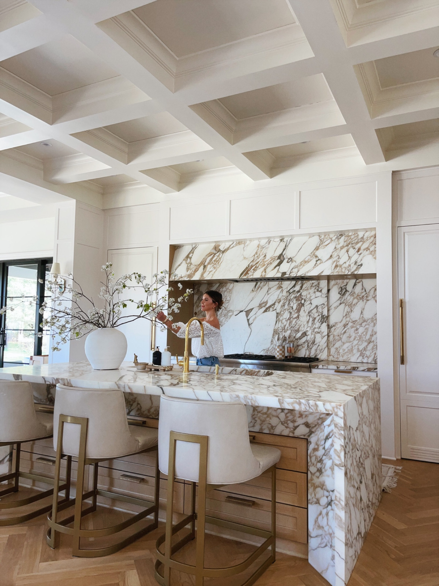 I rounded up a bunch of large white vases here and also sharing my outfit details. 