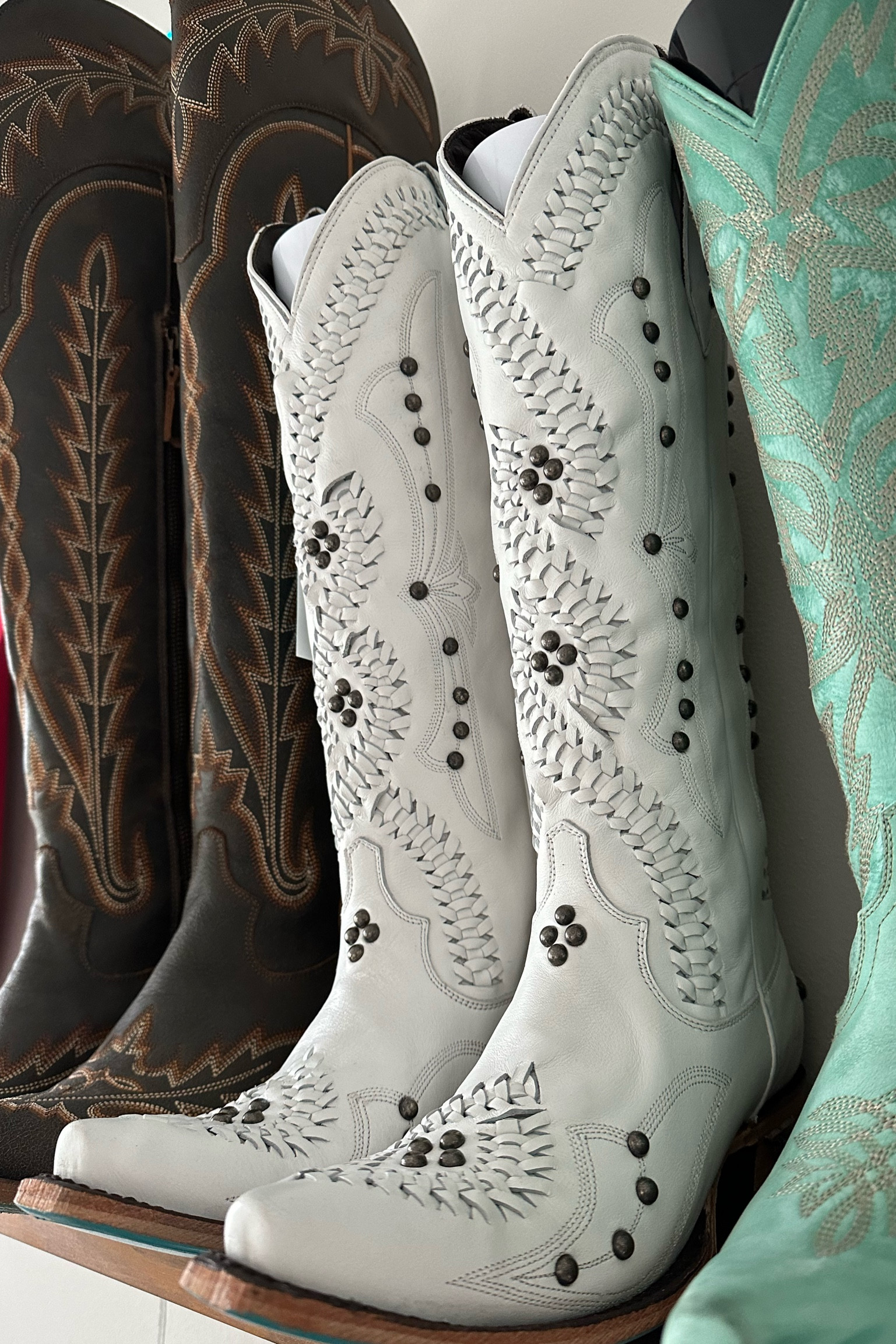 New boots have been added to the collection 😍😍😍 the lane cossettes in white!