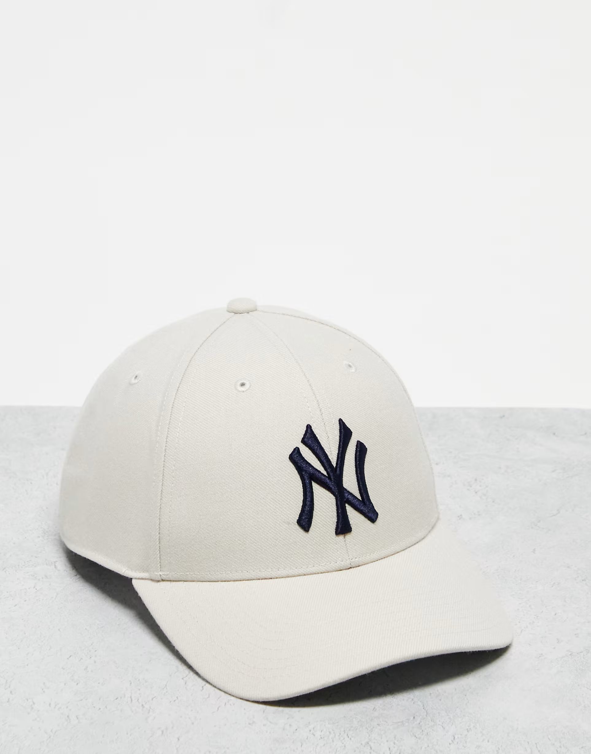 47 Brand – MLB NY Yankees – Baseball-Cap in Ecru mit Stickerei in Marineblau  | ASOS | ASOS (Global)