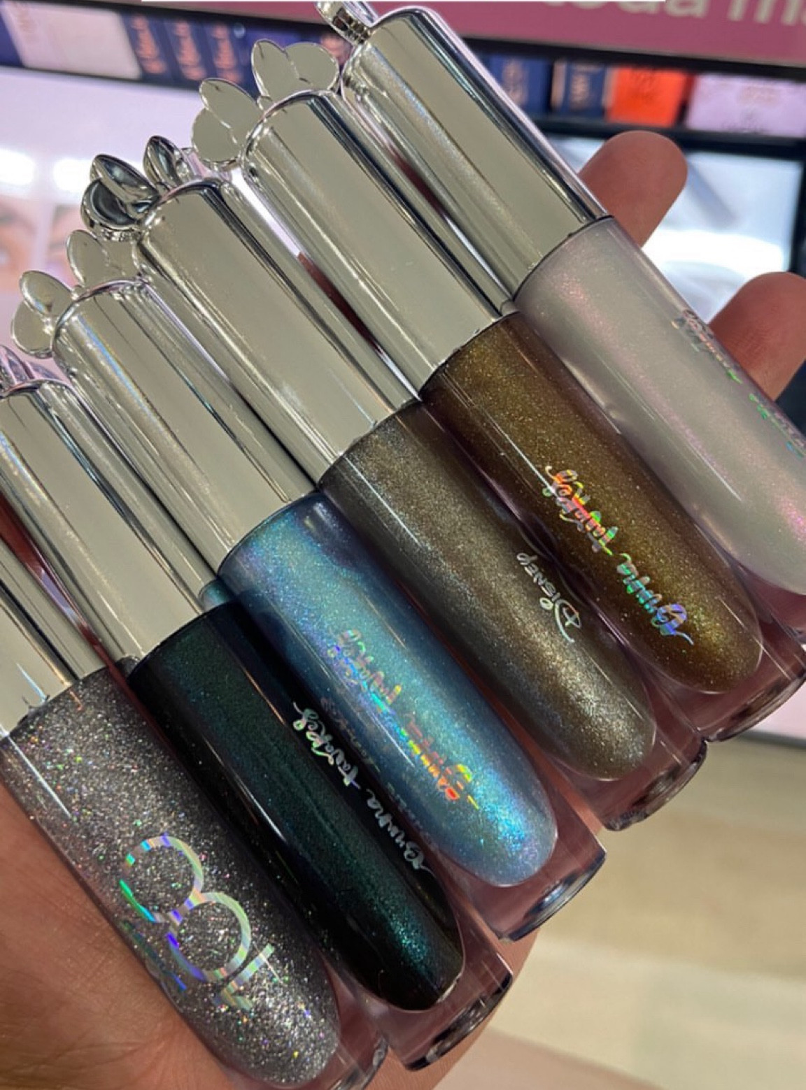 Esses Glosses da coleção de edição limitada da linha Bruna Tavares, no total são 8 cores com muito brilho! Ele temnum textura mais grossinho que ajuda com que ele tenha uma longa duração nos lábios 🩵✨

#LTKbeauty #LTKbrasil