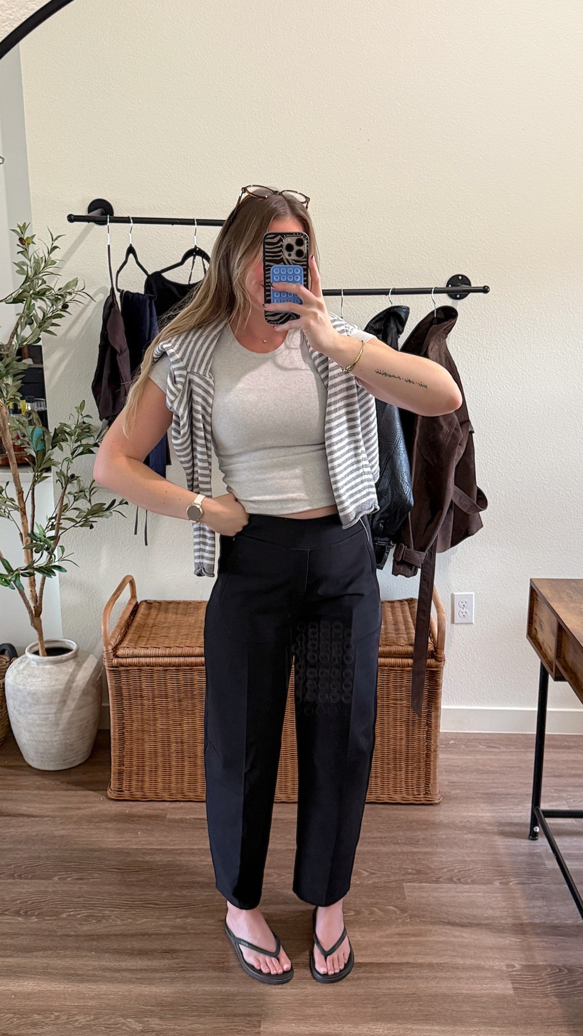 The perfect everyday mom pant! If you’re looking for a good pair of barrel pants to dress up or down I cannot recommend these enough! I’m a small tall