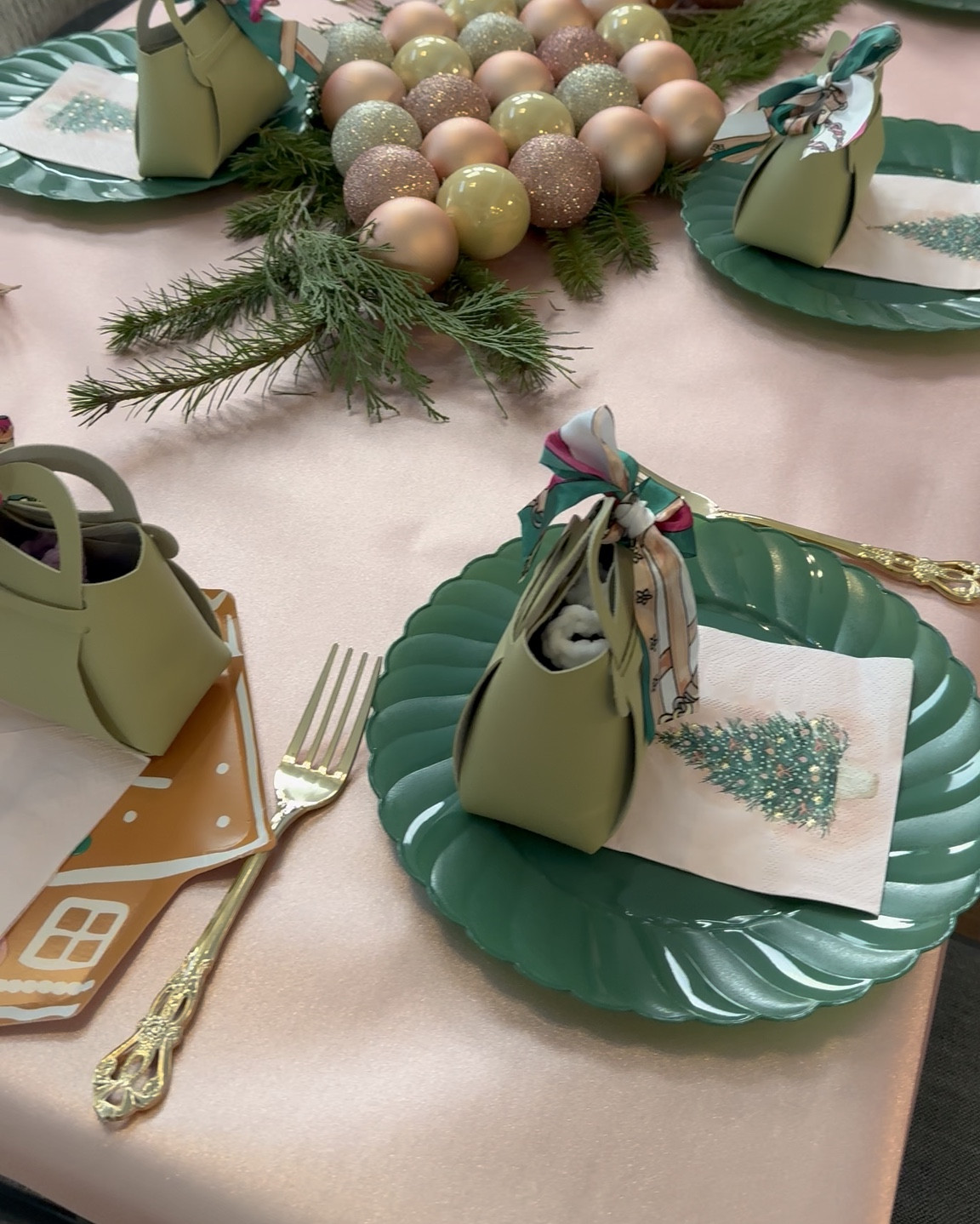 Last-minute Christmas tablescape ideas. 


#LTKmomlife #LTKSeasonal #LTKHoliday #LTKstorytime