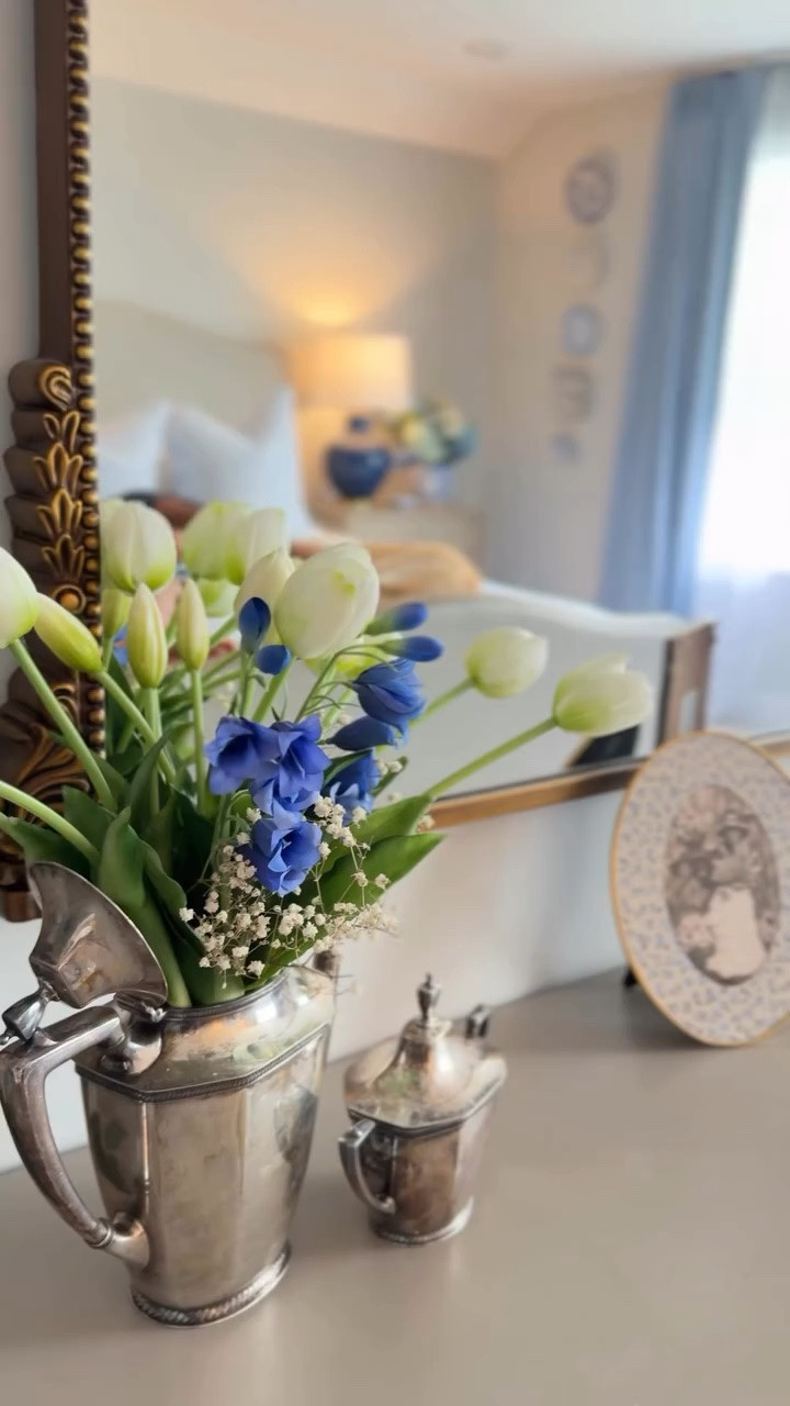 This guest bedroom always feels so fresh and peaceful with the windows open. French country style never gets old. 💙🤍🫖☕️ 

My rug is from @purecozyhome