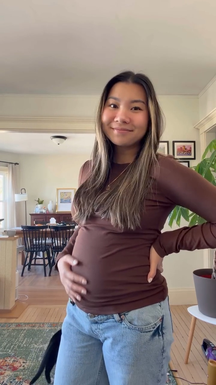 19 week bumpdate! 🥭 
-5’3, Size S
- Pants are H&M Maternity jeans, size S. They are long and needed to be hemmed for me.
-Top is Amazon non maternity top linked in my Linktree 
-Madewell pendant necklace 

#LTKPetite #LTKBump #LTKBaby