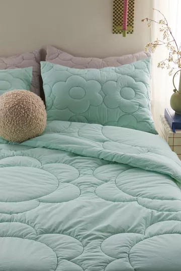 Daisy Puff Crisp Organic Cotton Percale Comforter | Urban Outfitters (US and RoW)