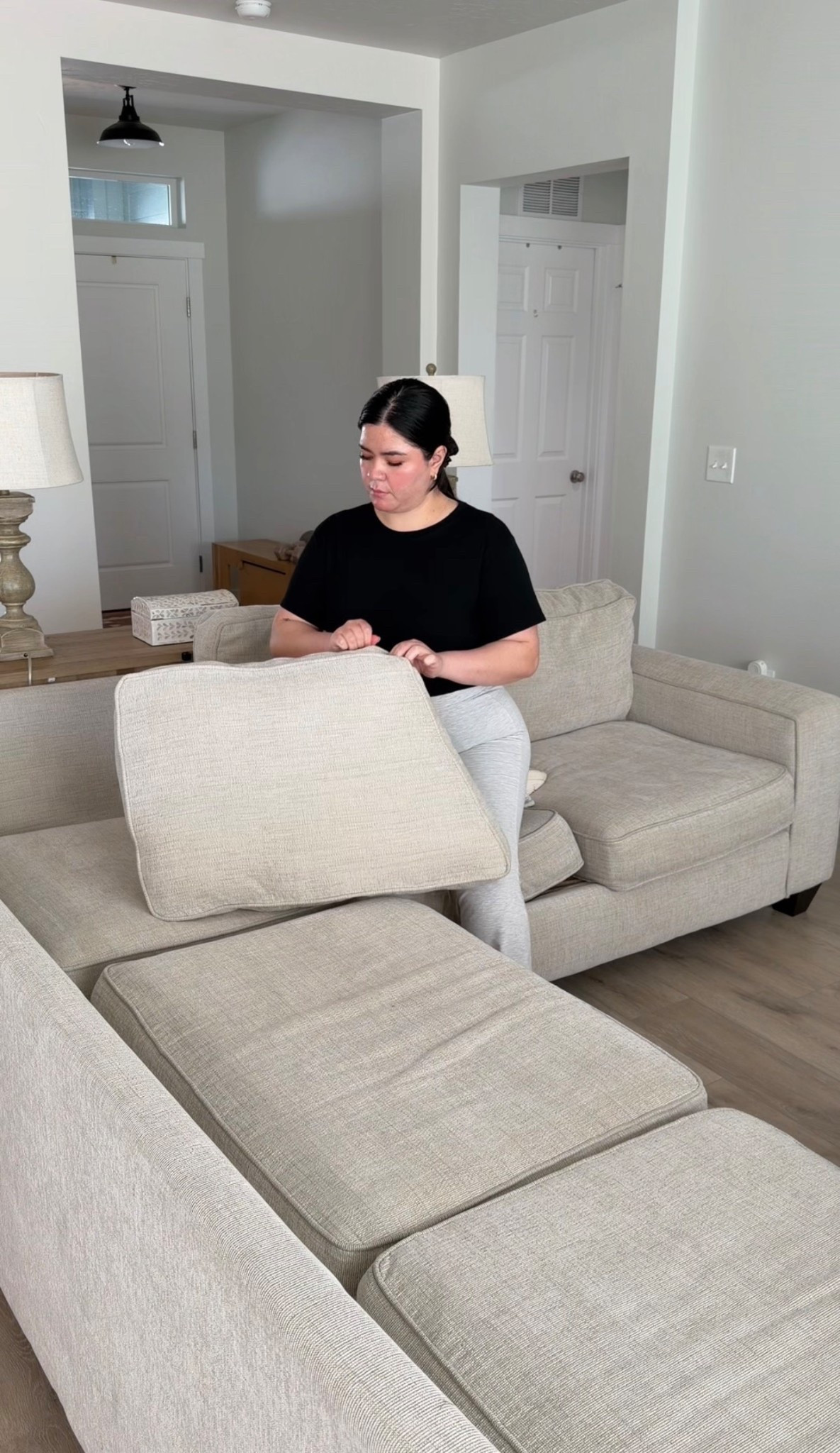 Limpieza de mi sala ✨🌷🌿🧹.

#LTKvlog #LTKHome #LTKSeasonal