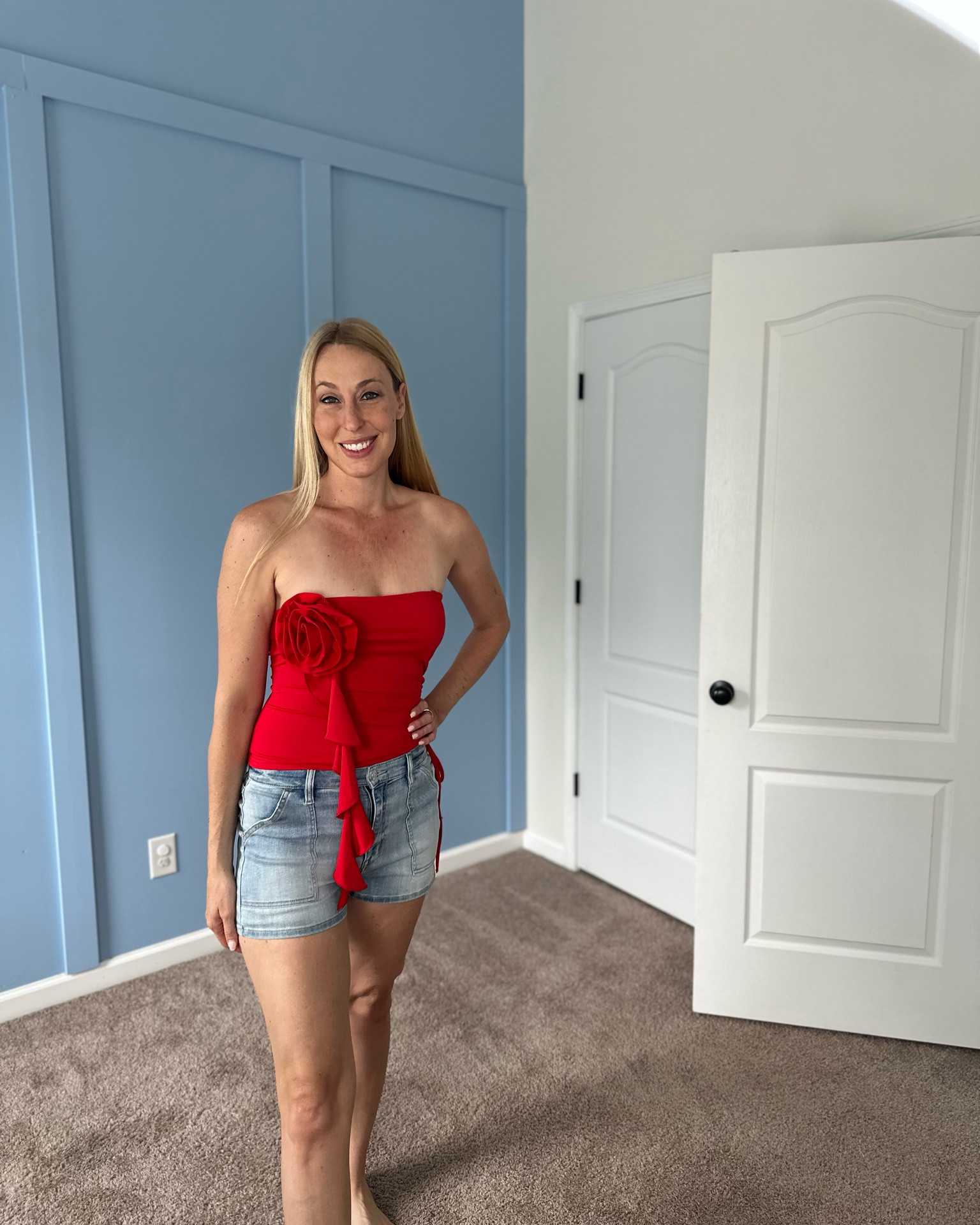 3D rose tube top 
❤️ a beautiful shirt for summer to dress up any outfit 
Wearing small, fits tts