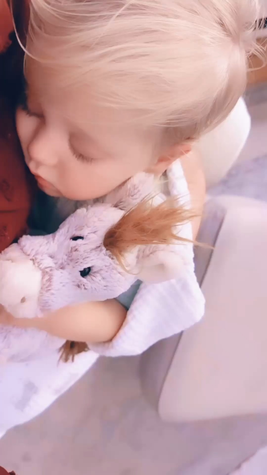 Sunday afternoon snuggles 🤱🥰 with this little nugget 👶🏼 and his whittle horsey 🐴✨ and then we are headed out in just a little while to spend the evening with @wesmabry ‘s sweet parents 🎄🎁 - hope everyone has the very merriest coziest little Sunday before Christmas 🎅🏻🌟 and first day of Winter!! ❄️ 