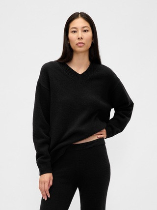 CashSoft Oversized V-Neck Sweater | Gap (CA)