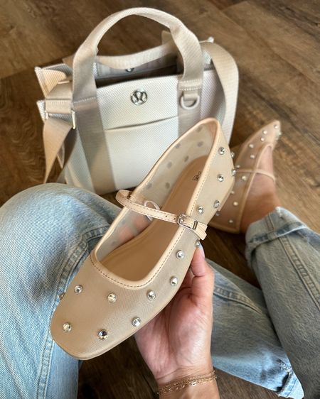 The cutest neutral mesh flats! 😍