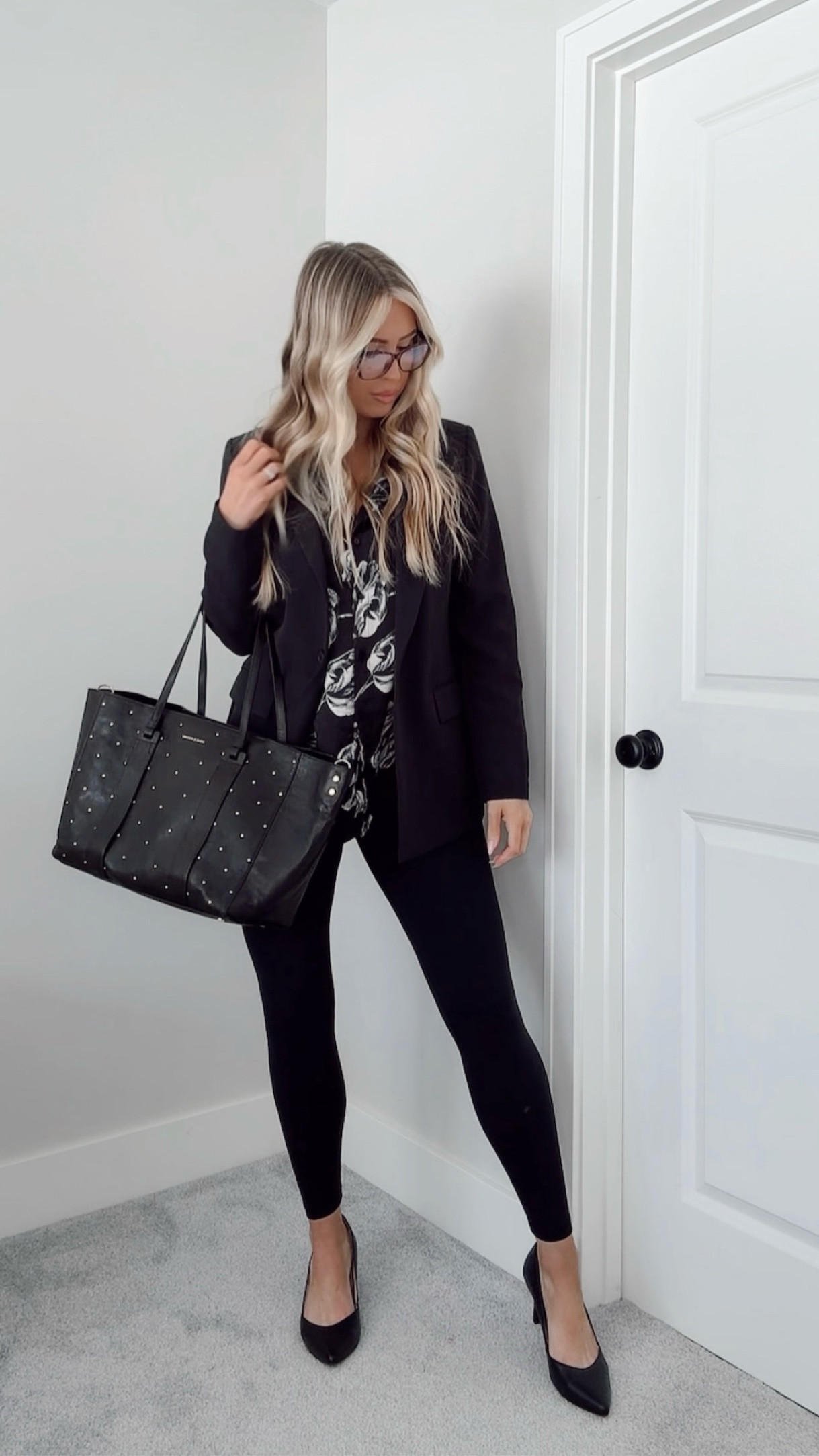 Black leggings outfit idea 🖤

#LTKfindsunder50 #LTKstyletip #LTKfindsunder100