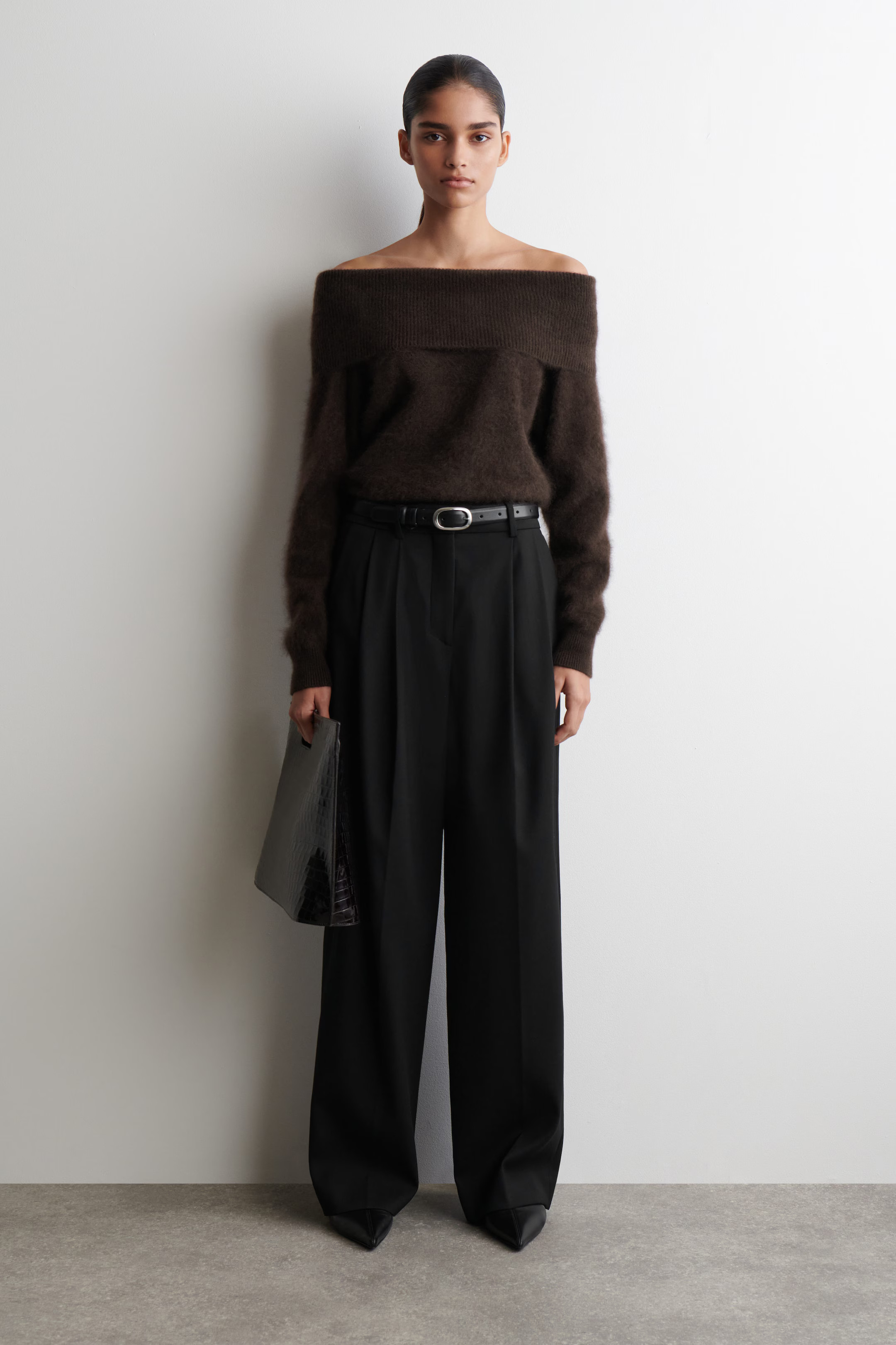 OFF-THE-SHOULDER MERINO WOOL JUMPER - DARK BROWN | COS EE | COS (EU)