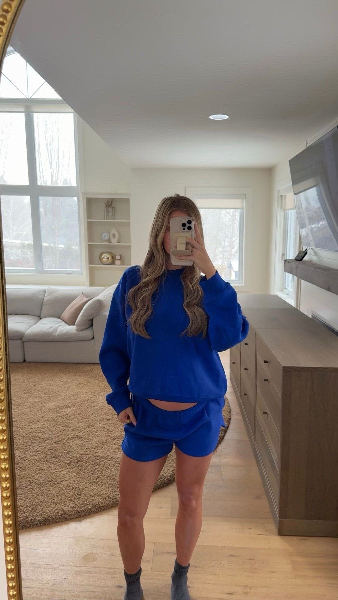 comfy blue short sweatsuit💙🦋🐬🔹🌀
size L for the top & M for the bottoms (same sizes if I wasn’t 9months preggo!!)