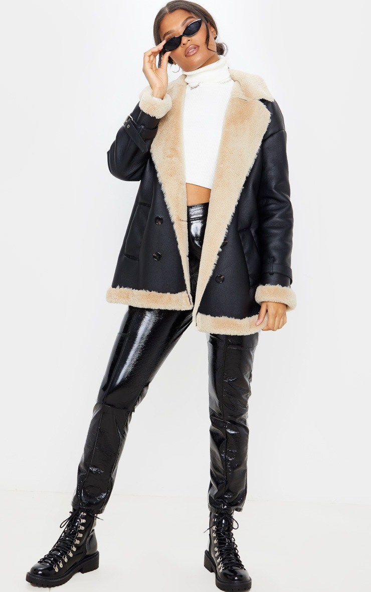 Manteau style vintage en similicuir noir à bord fausse fourrure | PrettyLittleThing (FR)